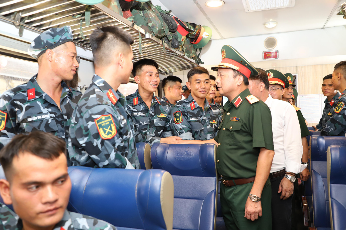 Lưu luyến giây phút tiễn đoàn diễu binh A80 rời ga Hà Nội đầy cảm xúc - Ảnh 5. Lưu luyến giây phút tiễn đoàn diễu binh A80 rời ga Hà Nội đầy cảm xúc - Ảnh 5.