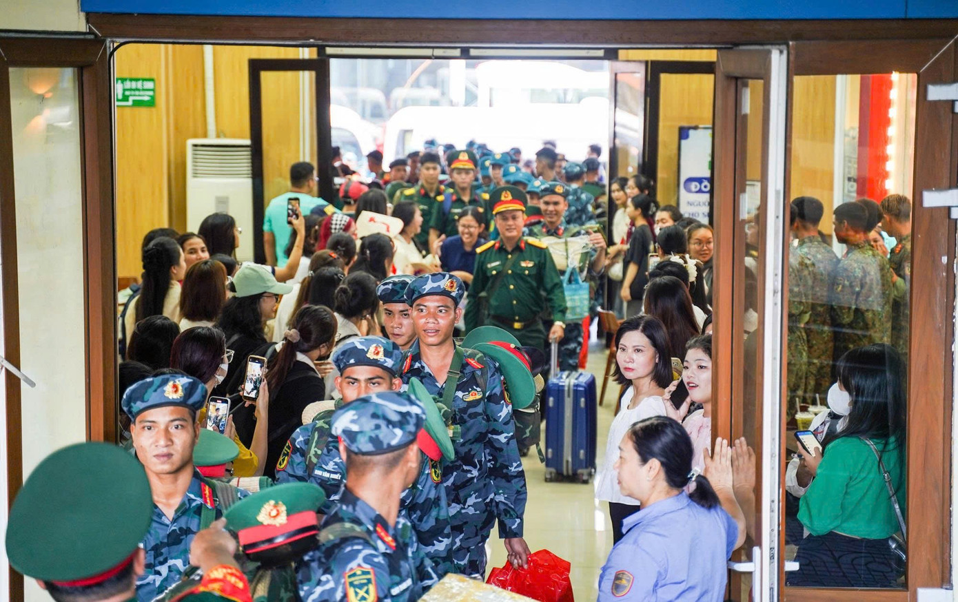 Lưu luyến giây phút tiễn đoàn diễu binh A80 rời ga Hà Nội đầy cảm xúc - Ảnh 1. Lưu luyến giây phút tiễn đoàn diễu binh A80 rời ga Hà Nội đầy cảm xúc - Ảnh 1.