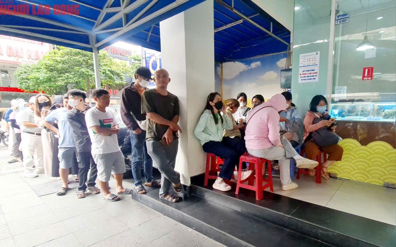 Khó mua vàng miếng SJC , khách hàng đổ xô mua vàng nhẫn tại TP HCM - Ảnh 3. Khó mua vàng miếng SJC , khách hàng đổ xô mua vàng nhẫn tại TP HCM - Ảnh 3.