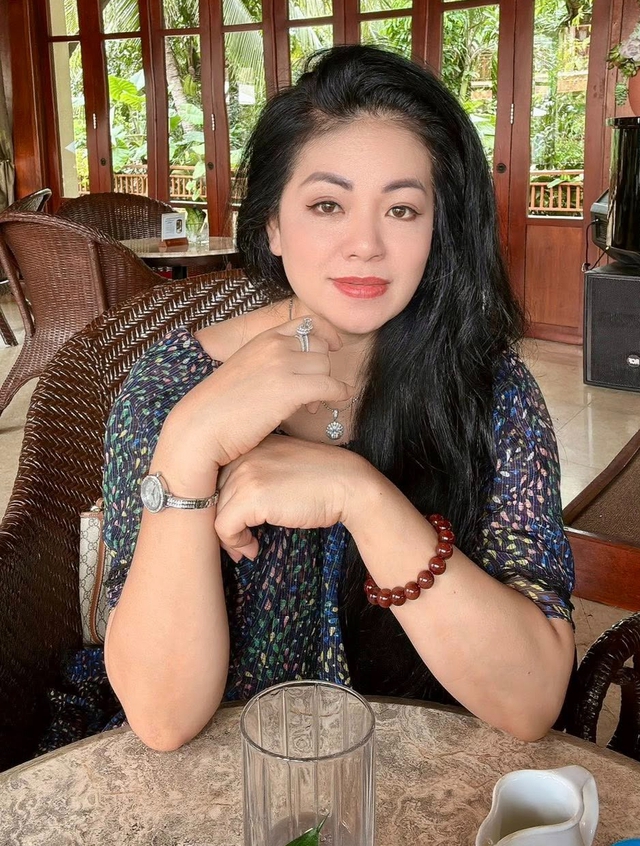 "Nữ hoàng nhạc đỏ" là mẹ đơn thân, một mình nuôi 4 con, U50 đẹp đằm thắm, không phụ thuộc đàn ông- Ảnh 1. "Nữ hoàng nhạc đỏ" là mẹ đơn thân, một mình nuôi 4 con, U50 đẹp đằm thắm, không phụ thuộc đàn ông- Ảnh 1.