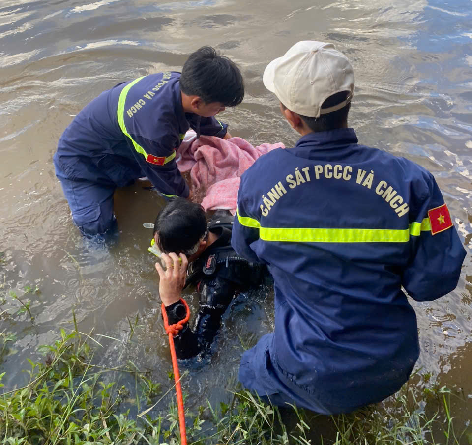 Hai bé gái chết đuối ở Quảng Trị: Thương tâm từ việc chơi dưới gầm cầu - Ảnh 2. Hai bé gái chết đuối ở Quảng Trị: Thương tâm từ việc chơi dưới gầm cầu - Ảnh 2.