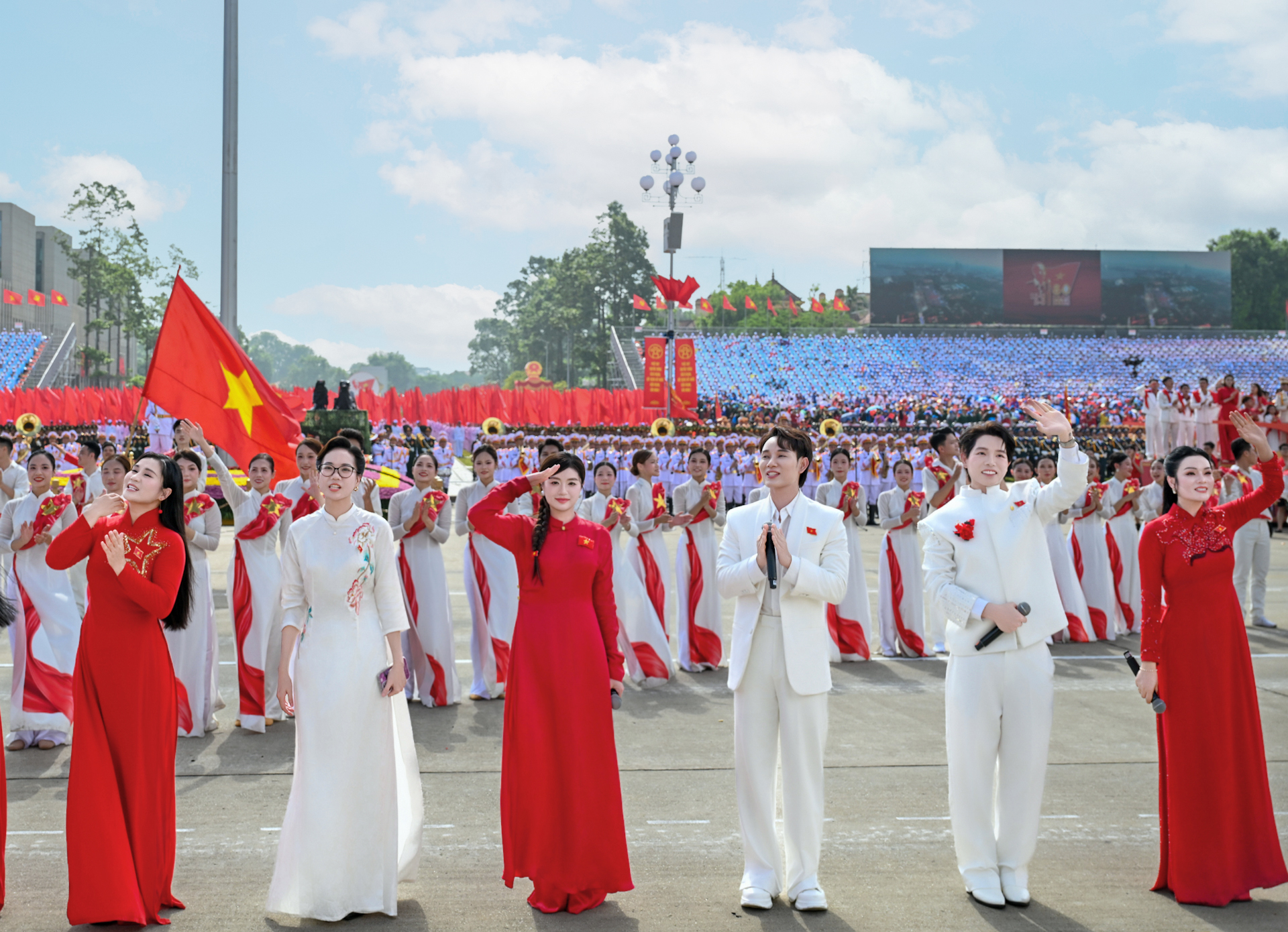 Nguyễn Thu Hằng xúc động khi được hát giữa Quảng trường Ba Đình: "Tôi mãi mãi không quên"- Ảnh 2.