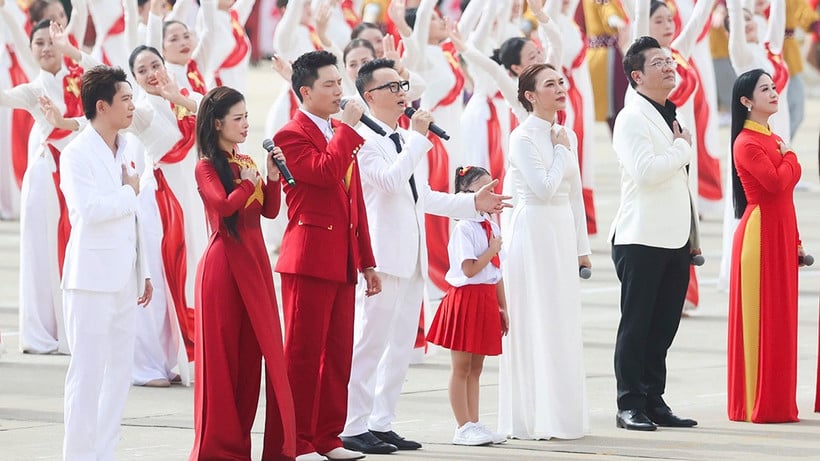 Hoàng Bách được hát tại 2 sự kiện quan trọng: "Đó là vinh dự lớn của tôi"- Ảnh 3. Hoàng Bách được hát tại 2 sự kiện quan trọng: "Đó là vinh dự lớn của tôi"- Ảnh 3.