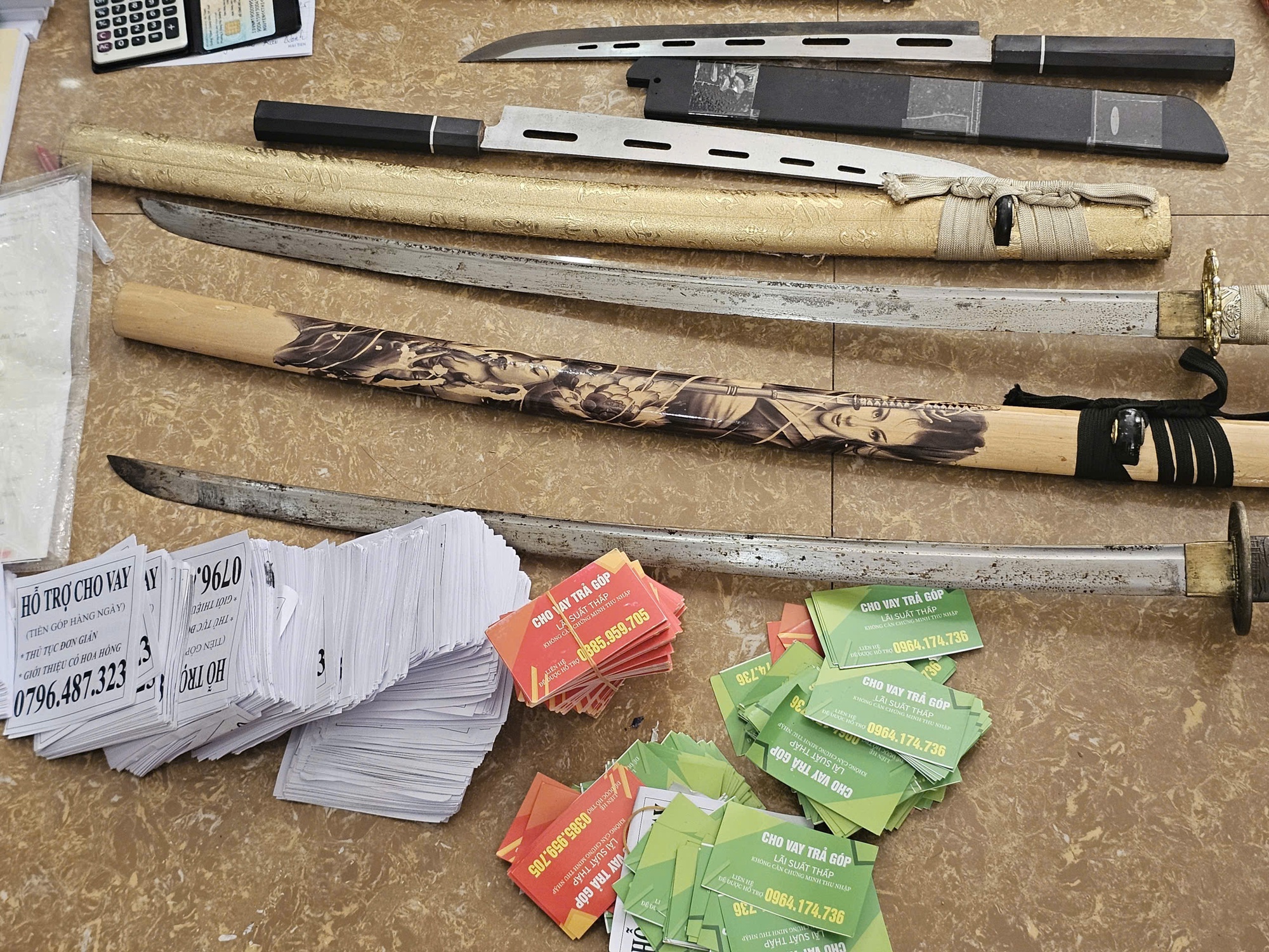 Ngỡ ngàng số tiền thu lợi bất chính của nhóm cho vay nặng lãi vừa bị bắt khẩn cấp - Ảnh 1.