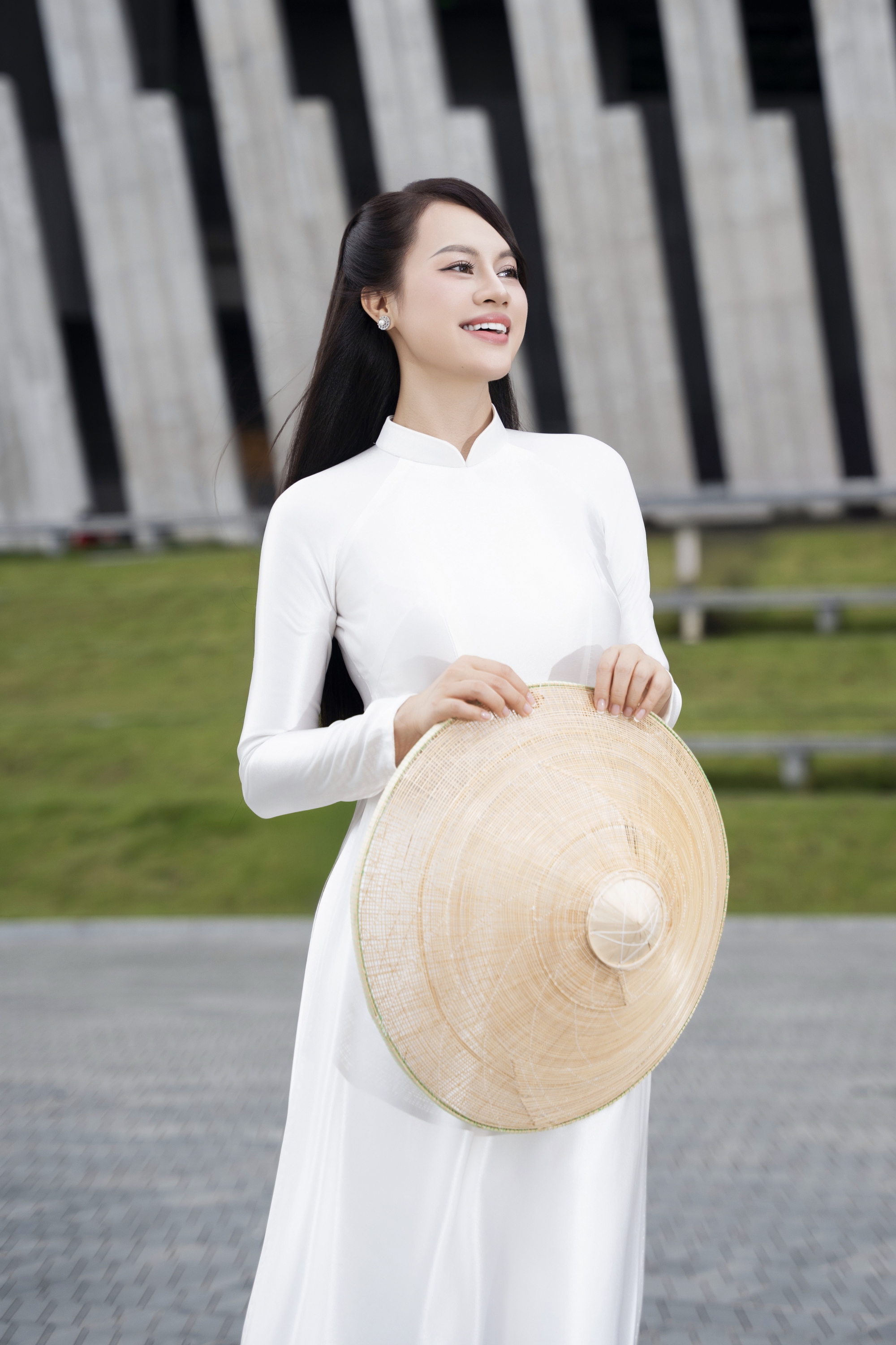 Huyền Anh Yoko: "Tôi mong bất cứ ai khi xem MV đều thấy tự hào khi là người Việt Nam"- Ảnh 2. Huyền Anh Yoko: "Tôi mong bất cứ ai khi xem MV đều thấy tự hào khi là người Việt Nam"- Ảnh 2.
