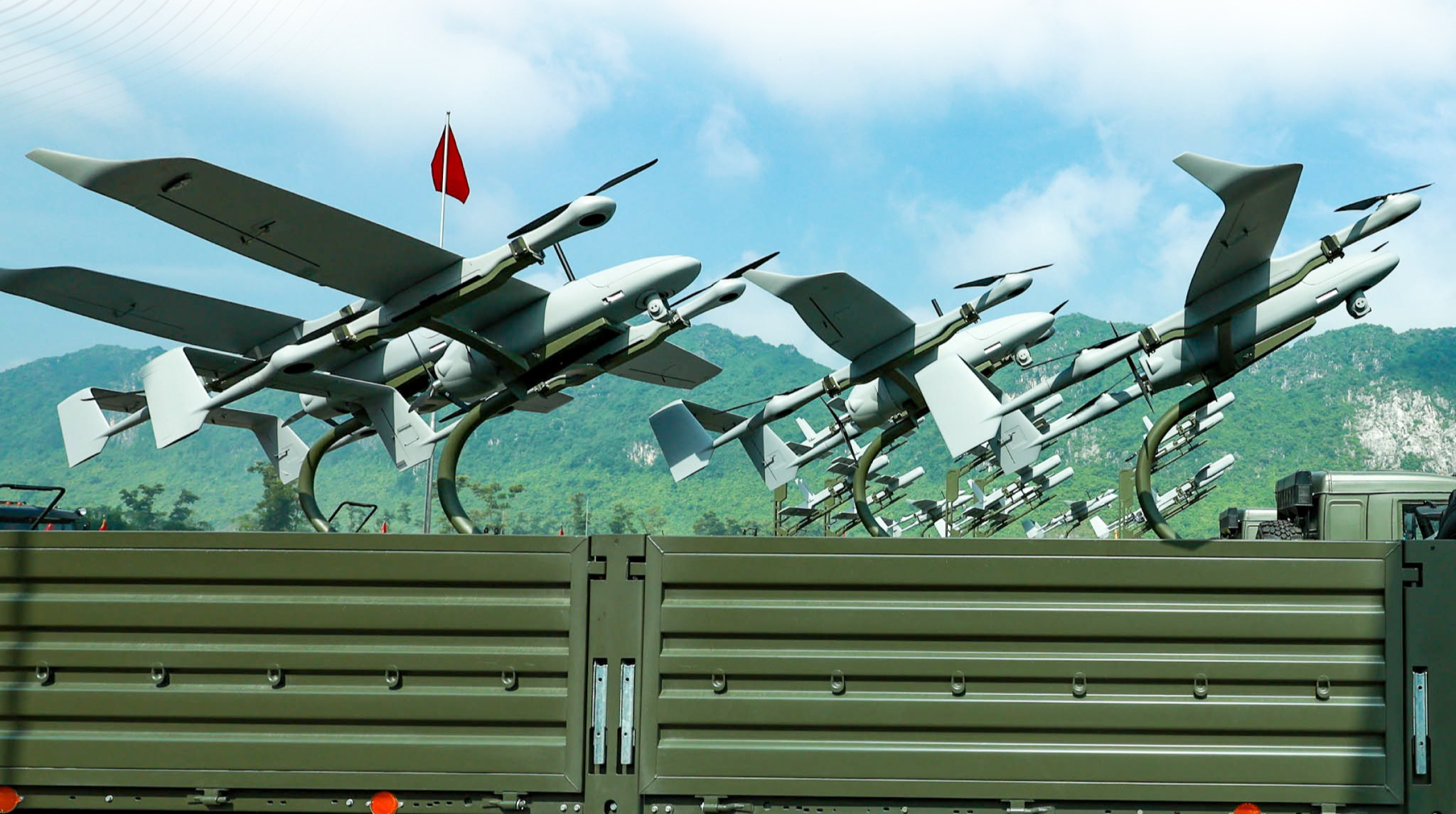 ‘Mắt thần’ 2.0 canh giữ bầu trời của QĐND Việt Nam: Dài 1,7m, tốc độ tới 120km/giờ, đo xa bằng laser - Ảnh 2.