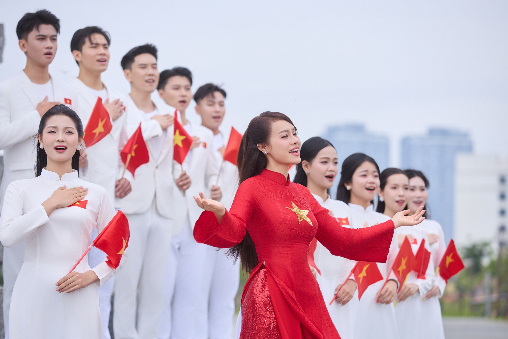 Huyền Anh Yoko: "Tôi mong bất cứ ai khi xem MV đều thấy tự hào khi là người Việt Nam"- Ảnh 4. Huyền Anh Yoko: "Tôi mong bất cứ ai khi xem MV đều thấy tự hào khi là người Việt Nam"- Ảnh 4.
