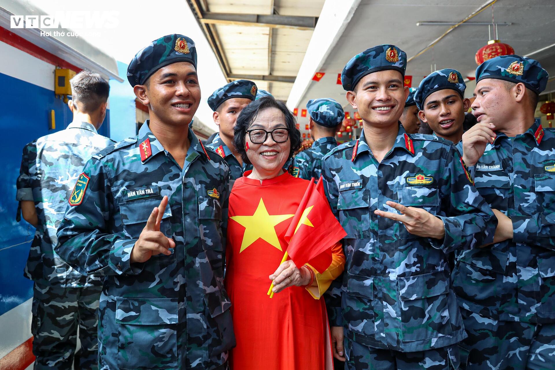Các chiến sĩ xúc động chia tay Hà Nội sau nhiệm vụ A80 trở về đơn vị - Ảnh 13. Các chiến sĩ xúc động chia tay Hà Nội sau nhiệm vụ A80 trở về đơn vị - Ảnh 13.