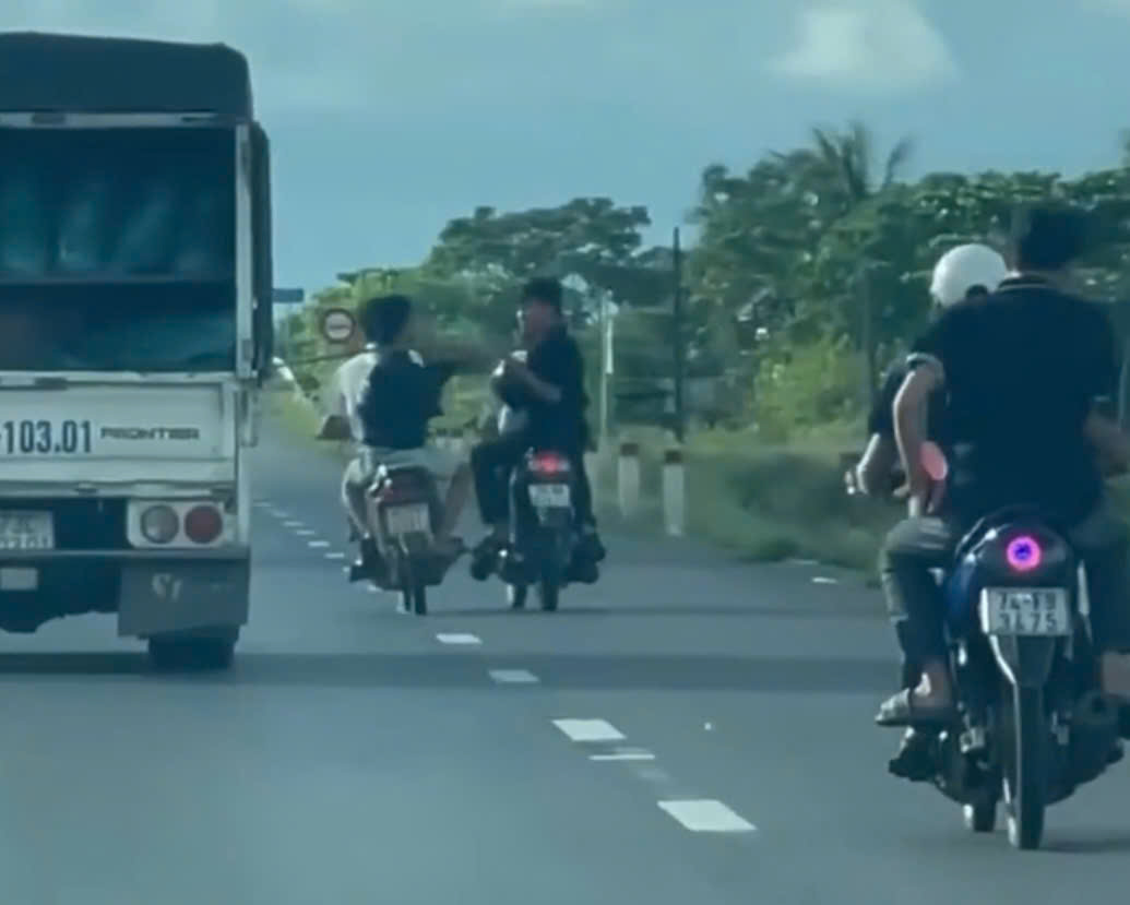 Công an xác định nhóm thanh thiếu niên vi phạm an toàn giao thông trong clip 56 giây - Ảnh 1.