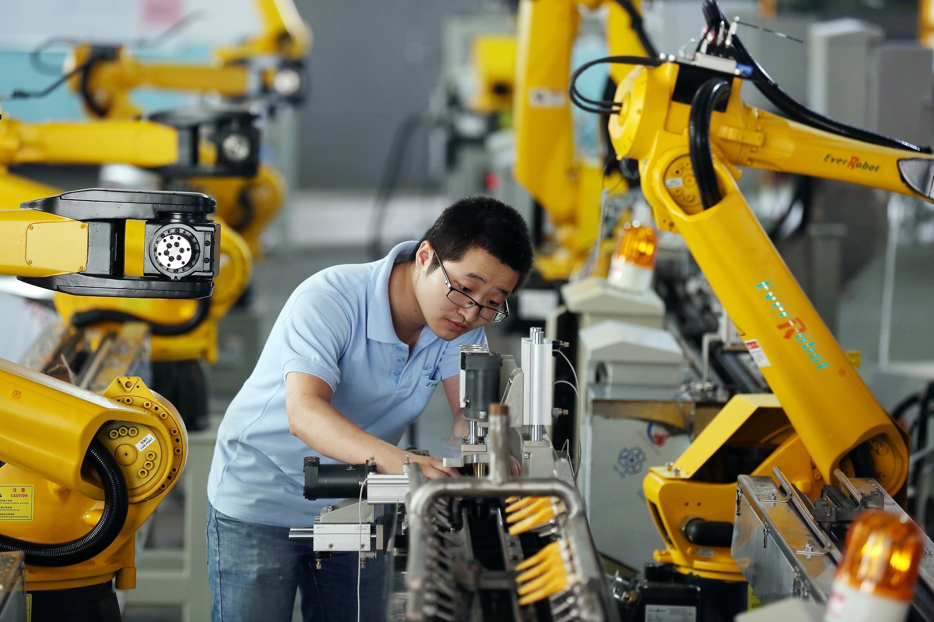 Trung Quốc Vẫn Là Công Xưởng Giá Rẻ Thế Giới Nhờ 280.000 Robot Mỗi Năm: Tầm Nhìn Tự Động Hóa Chi Phí Thấp Của Nền Kinh Tế Số 1 Châu Á 1 Robotics In China 1756888654899 17568886551461036825708