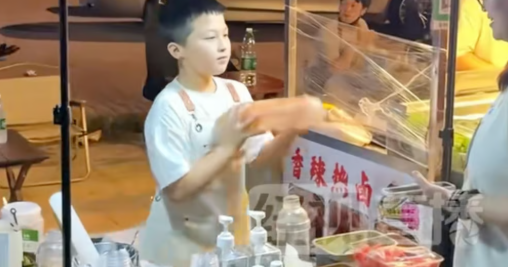 Cậu bé 11 tuổi bán trà sữa: Thần đồng kinh doanh, thu nhập 15 triệu - Ảnh 2.