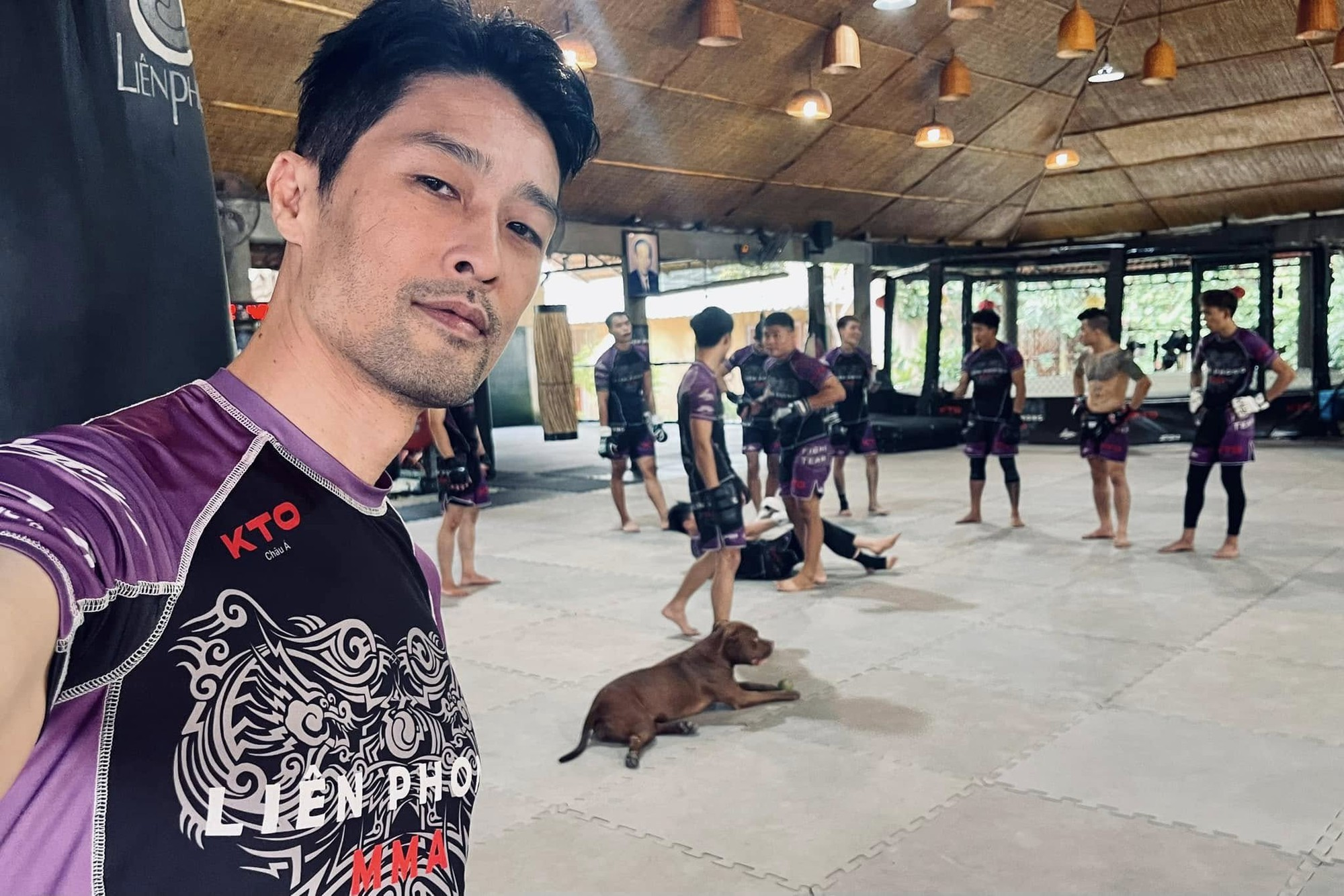 Diễn viên ở nhà 1.800m2 đẹp như resort: Gia tộc lừng lẫy, 51 tuổi lại độc thân, con gái xinh như hoa hậu - Ảnh 4.