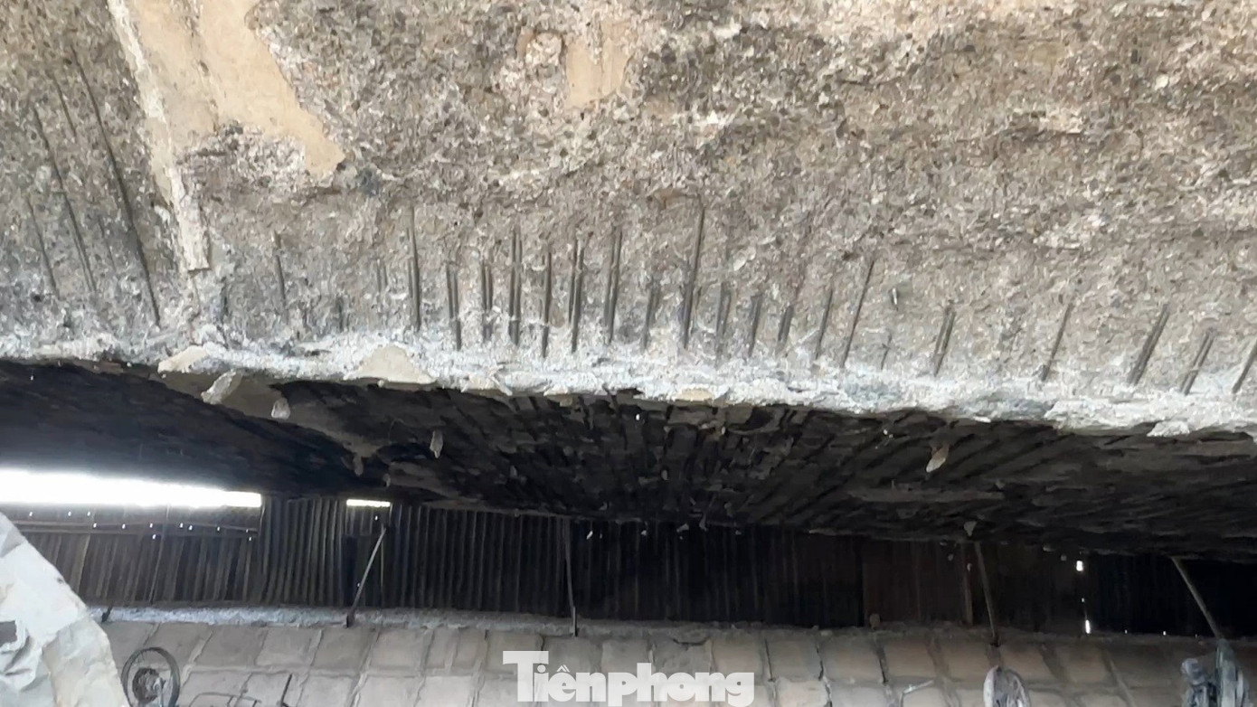 Cận cảnh dầm nhịp và trụ cầu Vĩnh Tuy bị cháy trơ lõi thép - Ảnh 3. Cận cảnh dầm nhịp và trụ cầu Vĩnh Tuy bị cháy trơ lõi thép - Ảnh 3.