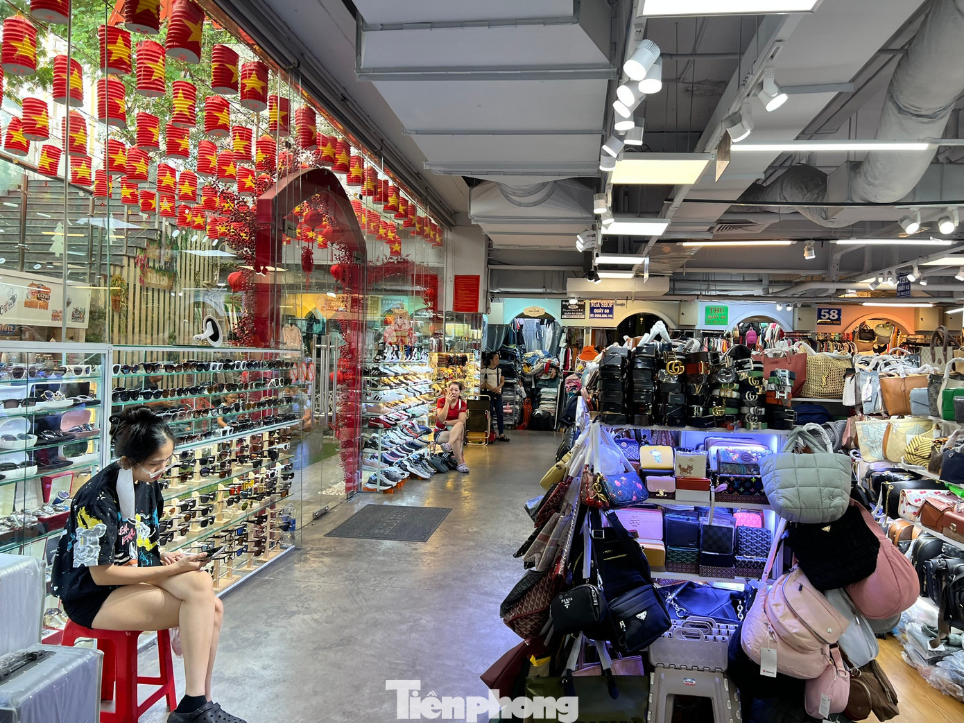 Cảnh trái ngược ở 'thiên đường mua sắm' Sài thành: Chỗ chen chân, nơi vắng lặng - Ảnh 11.