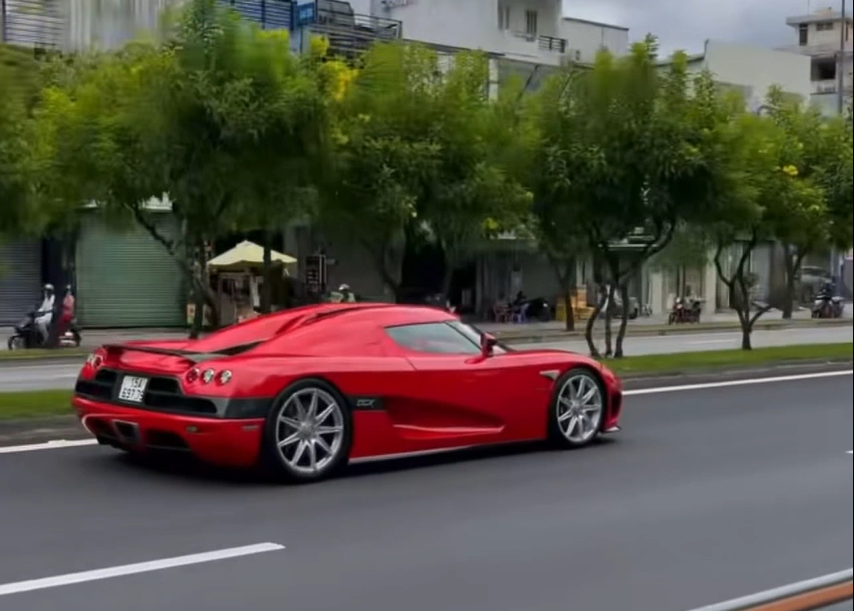Koenigsegg CCX lần đầu lăn bánh công khai tại Việt Nam sau khi có biển số: CĐM tò mò người cầm lái - Ảnh 1.
