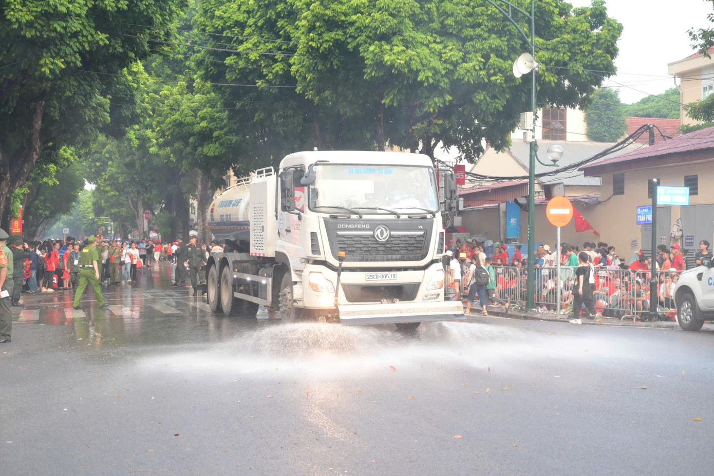 Thần tốc thu gom rác A80 hơn 1 . 600 Tấn sau lễ diễu binh Quốc khánh - Ảnh 2. Thần tốc thu gom rác A80 hơn 1 . 600 Tấn sau lễ diễu binh Quốc khánh - Ảnh 2.