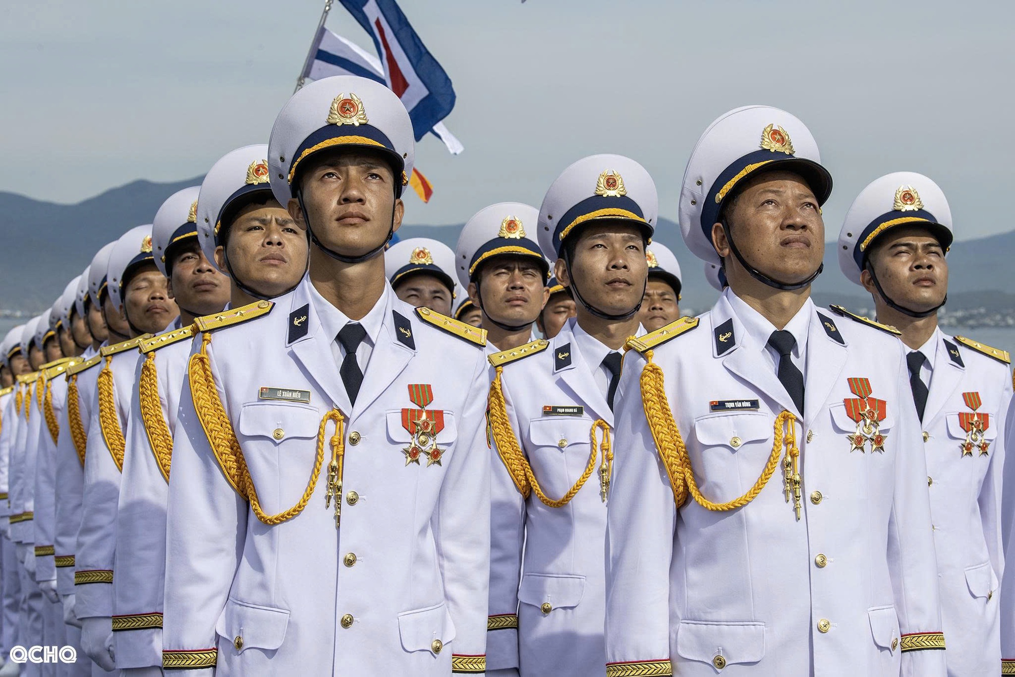 Tàu ngầm Kilo 636 'hố đen trong lòng đại dương' xuất hiện hiên ngang trong Lễ diễu binh trên biển - Ảnh 1.