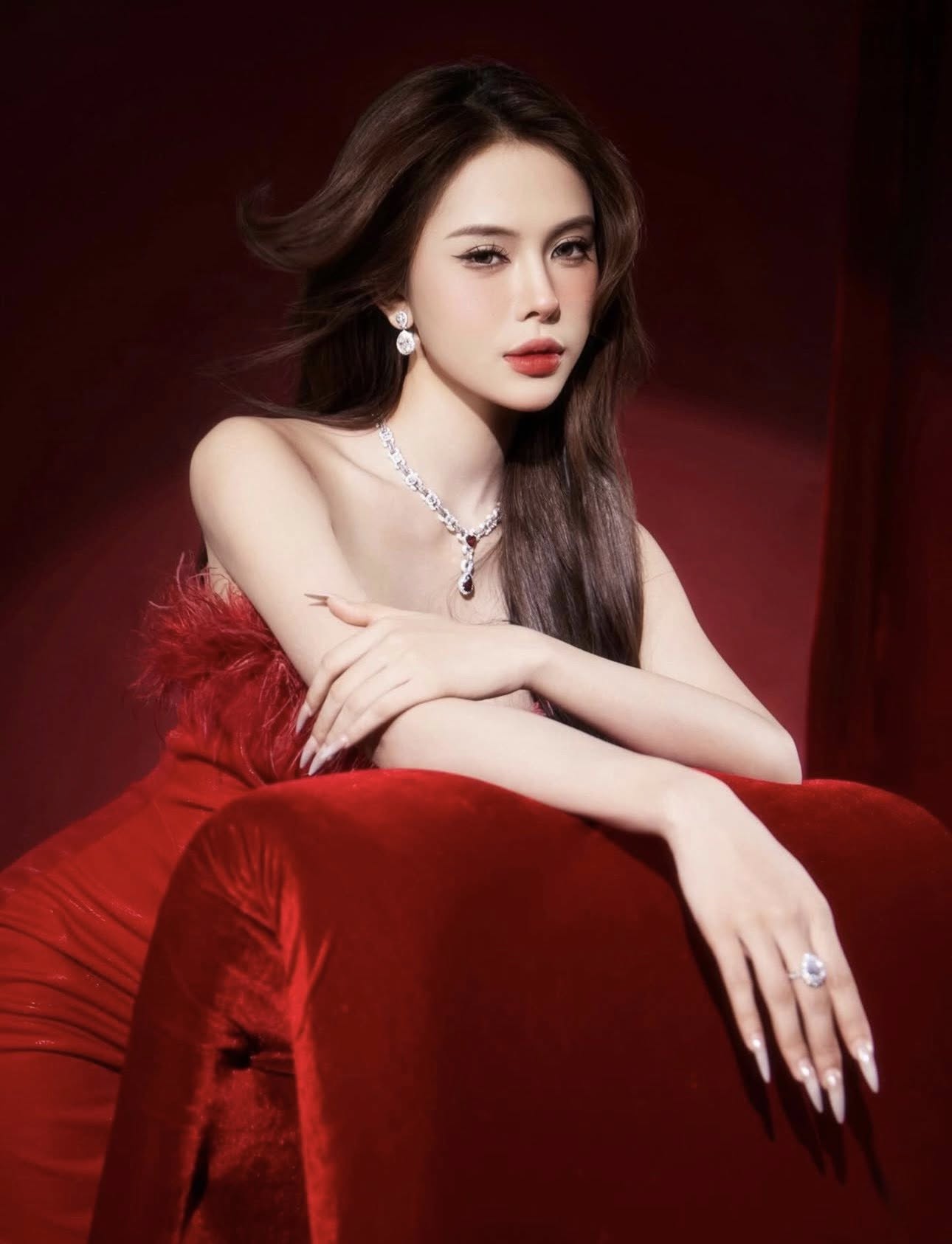 Lộ diện "phú bà sang chảnh" Hà Môi: Tổ chức tiệc sinh nhật "sương sương" 2 tỷ, rảnh là tậu kim cương khủng- Ảnh 6. Lộ diện "phú bà sang chảnh" Hà Môi: Tổ chức tiệc sinh nhật "sương sương" 2 tỷ, rảnh là tậu kim cương khủng- Ảnh 6.