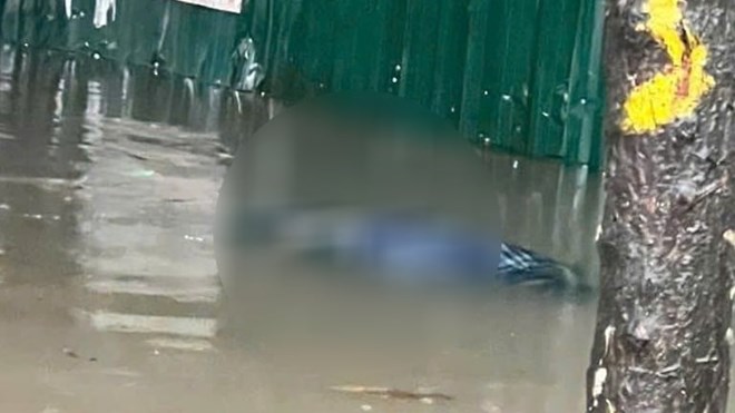 Phát hiện người đàn ông tử vong tại tuyến phố ngập nước ở Hà Nội- Ảnh 1. Phát hiện người đàn ông tử vong tại tuyến phố ngập nước ở Hà Nội- Ảnh 1.