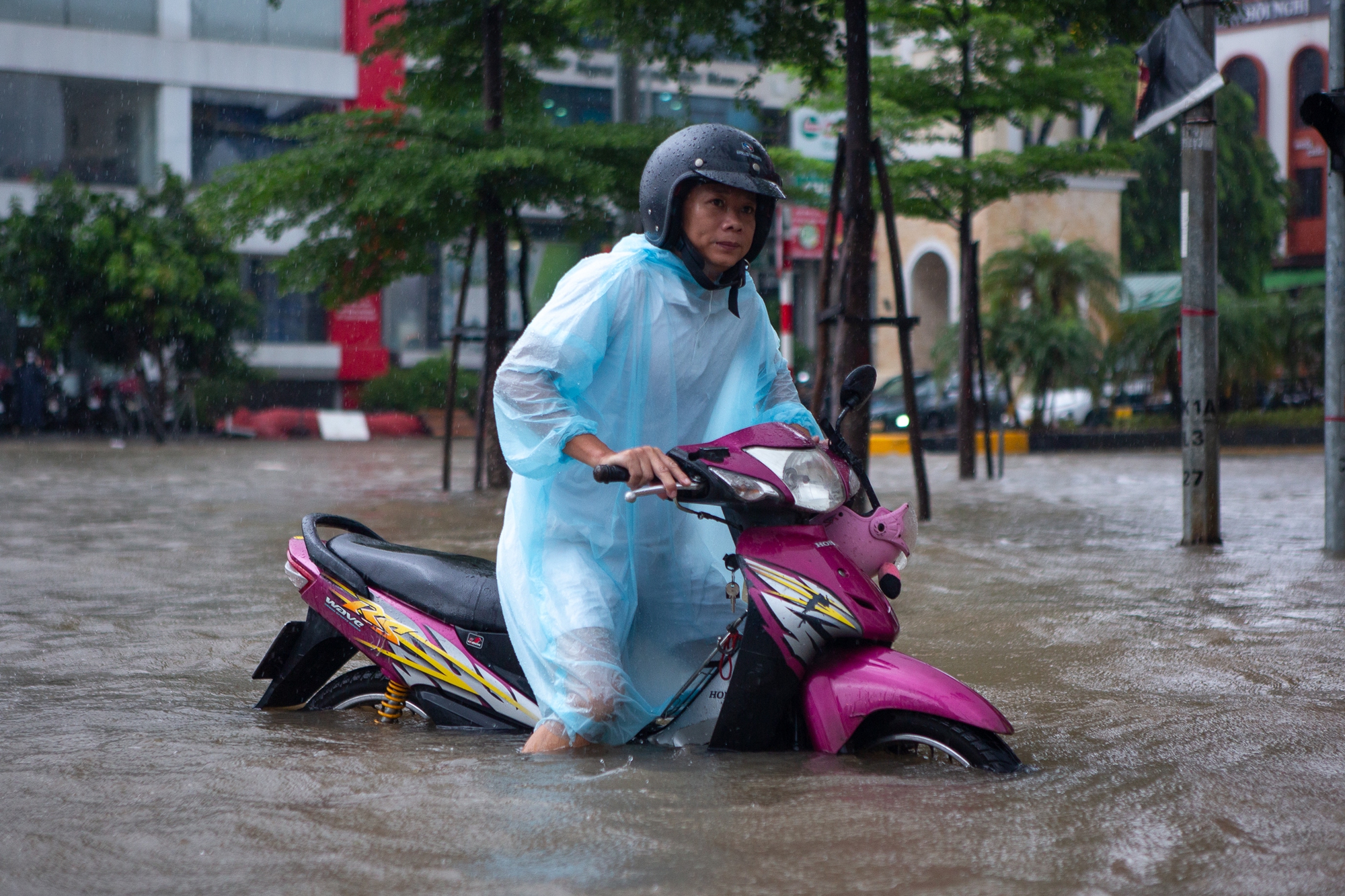 Cảnh đi thuyền, kéo xe tự chế tại khu đô thị triệu USD nhưng hễ mưa là ngập ở Hà Nội- Ảnh 12.