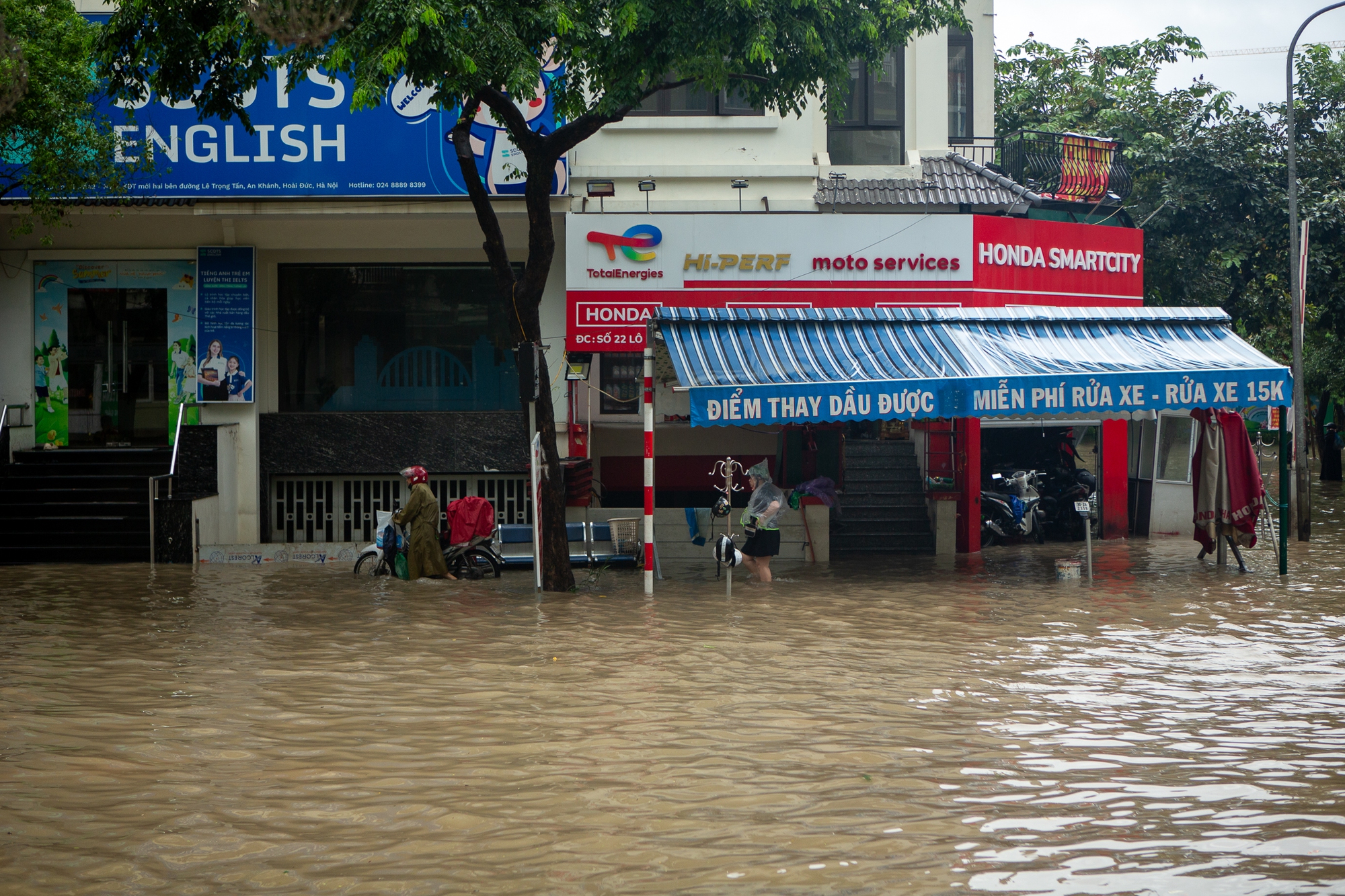 Cảnh đi thuyền, kéo xe tự chế tại khu đô thị triệu USD nhưng hễ mưa là ngập ở Hà Nội- Ảnh 13.