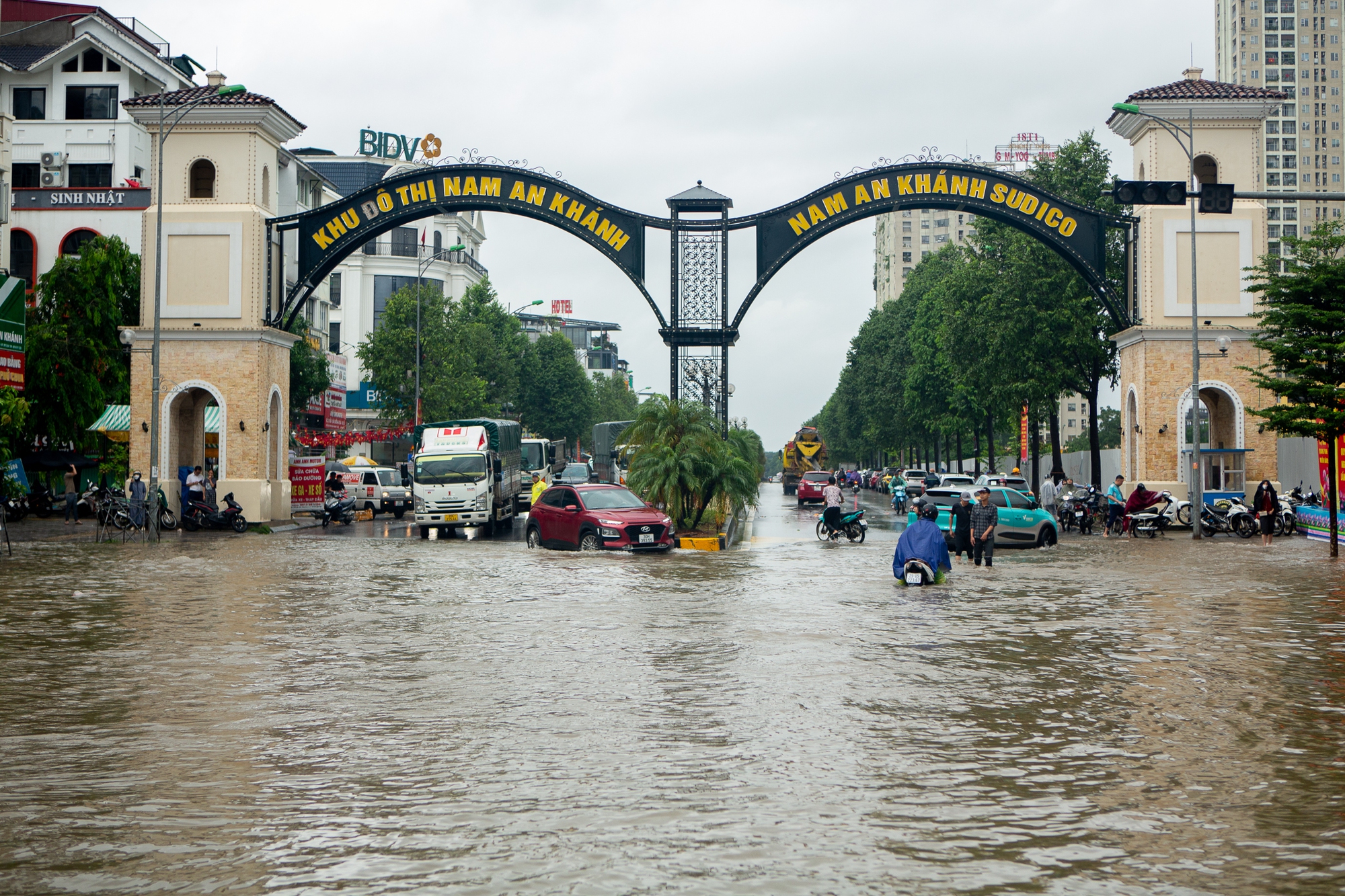 Cảnh đi thuyền, kéo xe tự chế tại khu đô thị triệu USD nhưng hễ mưa là ngập ở Hà Nội- Ảnh 14.