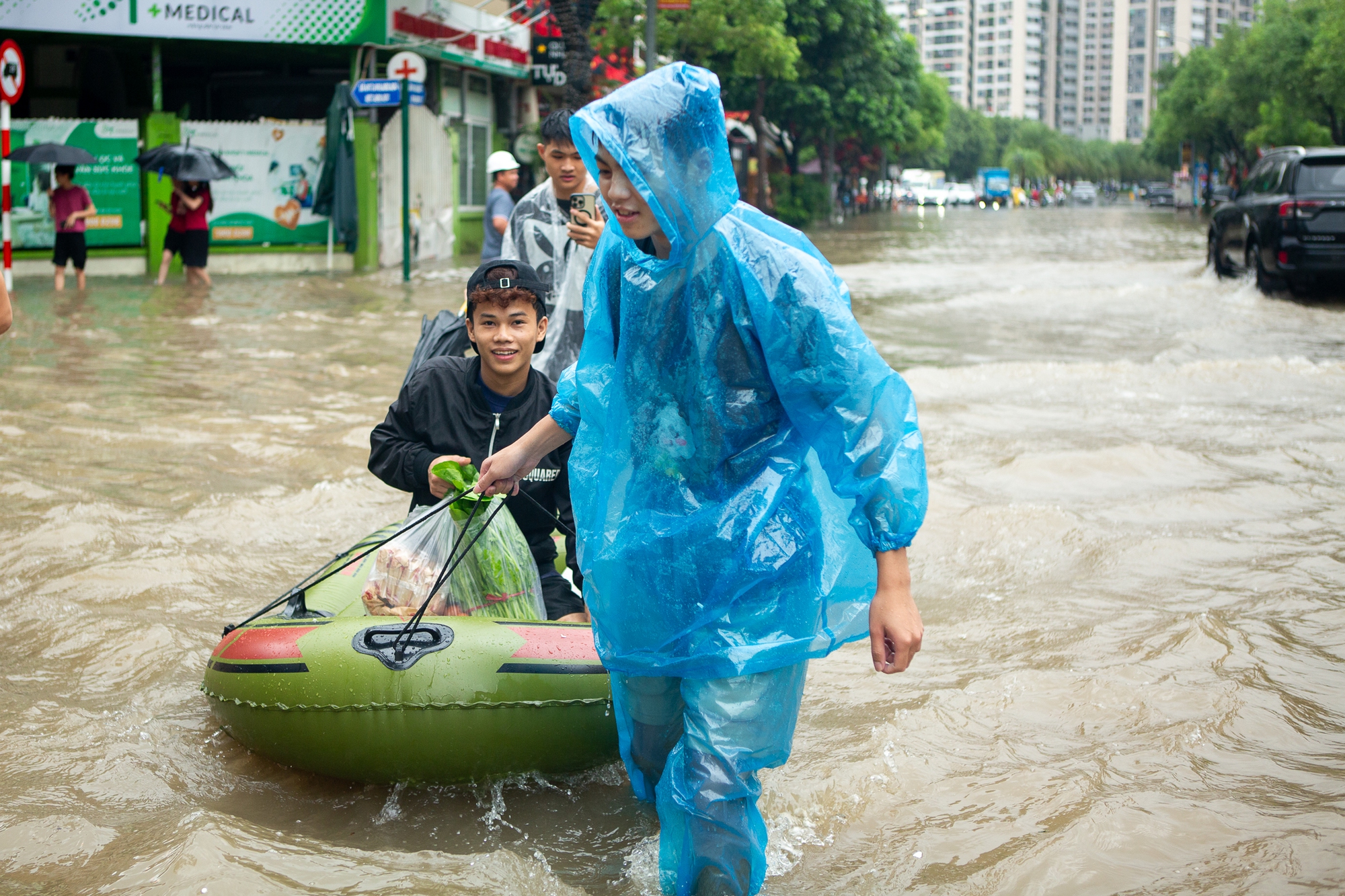 Cảnh đi thuyền, kéo xe tự chế tại khu đô thị triệu USD nhưng hễ mưa là ngập ở Hà Nội- Ảnh 3.