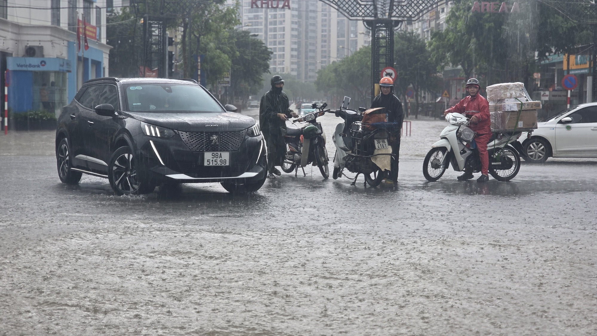 Mưa tầm t&atilde; kh&ocirc;ng ngớt, "khu nh&agrave; gi&agrave;u" H&agrave; Nội ngập s&acirc;u: Nhiều biệt thự phải dựng r&agrave;o chắn bằng tấm t&ocirc;n, ngăn nước tr&agrave;n v&agrave;o- Ảnh 10.