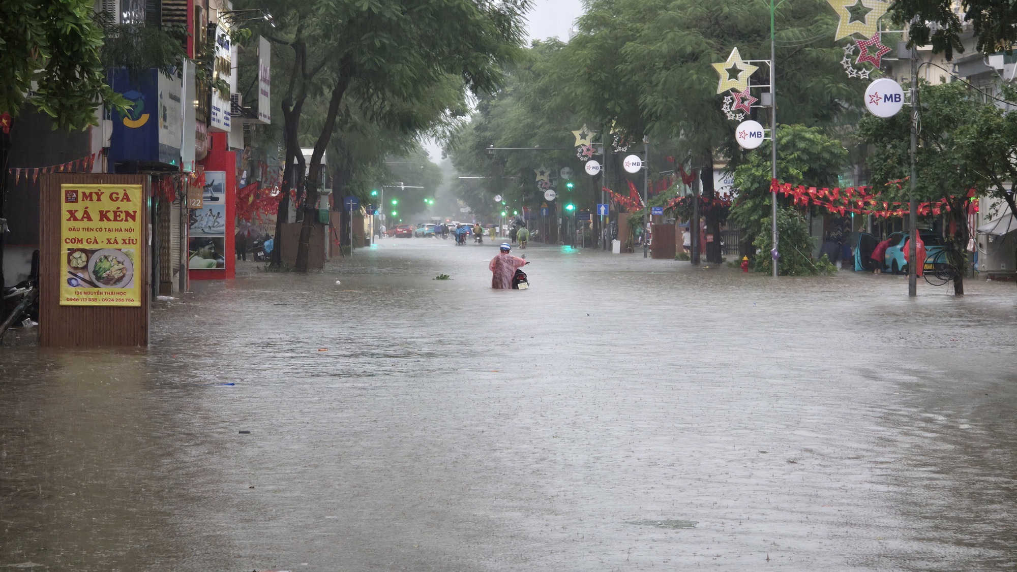 H&agrave; Nội mưa ngập kinh ho&agrave;ng từ s&aacute;ng đến tối: Nhiều người bất chấp &ldquo;bơi&rdquo; về nh&agrave;- Ảnh 35.
