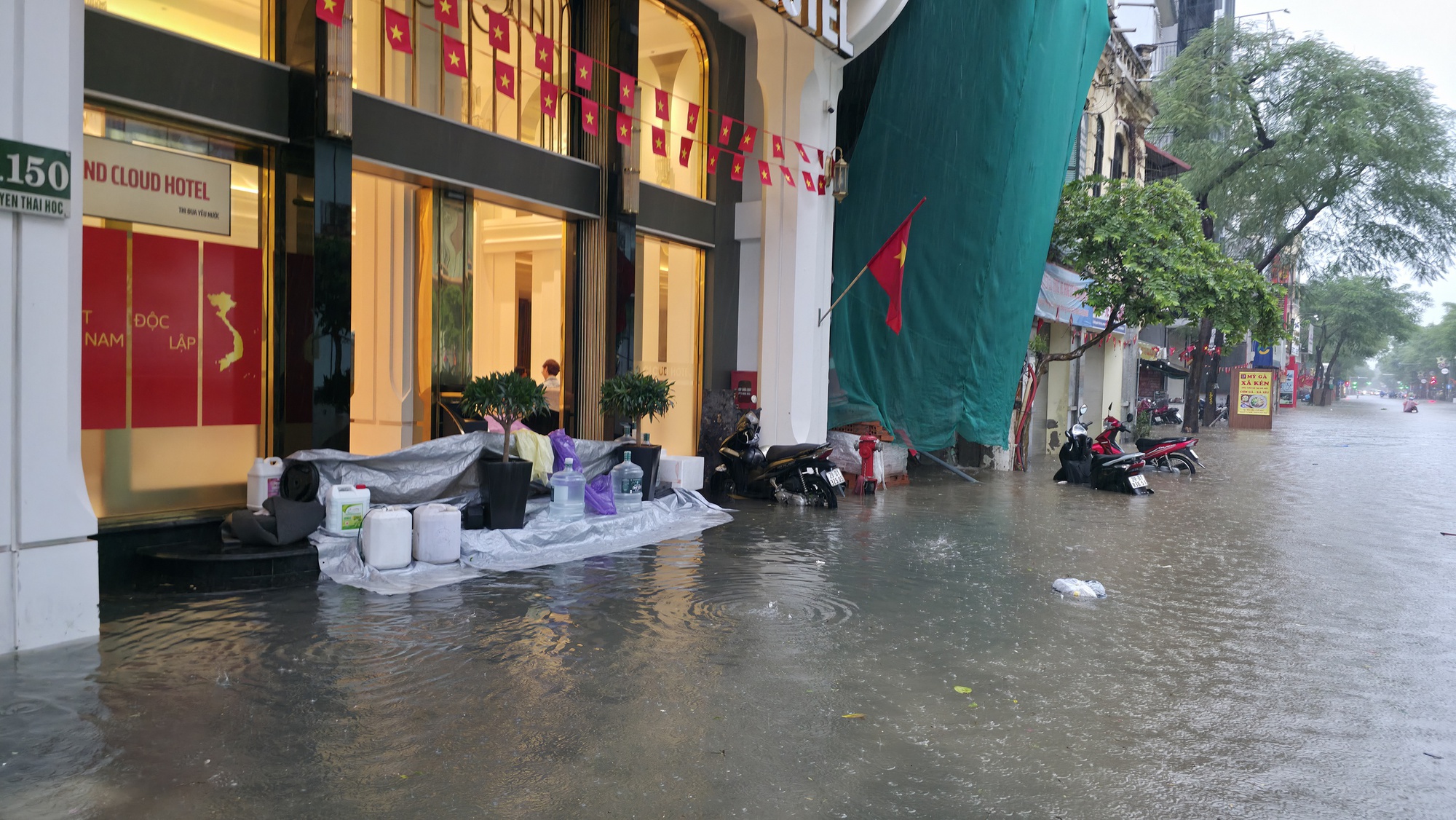 H&agrave; Nội mưa ngập kinh ho&agrave;ng từ s&aacute;ng đến tối: Nhiều người bất chấp &ldquo;bơi&rdquo; về nh&agrave;- Ảnh 36.