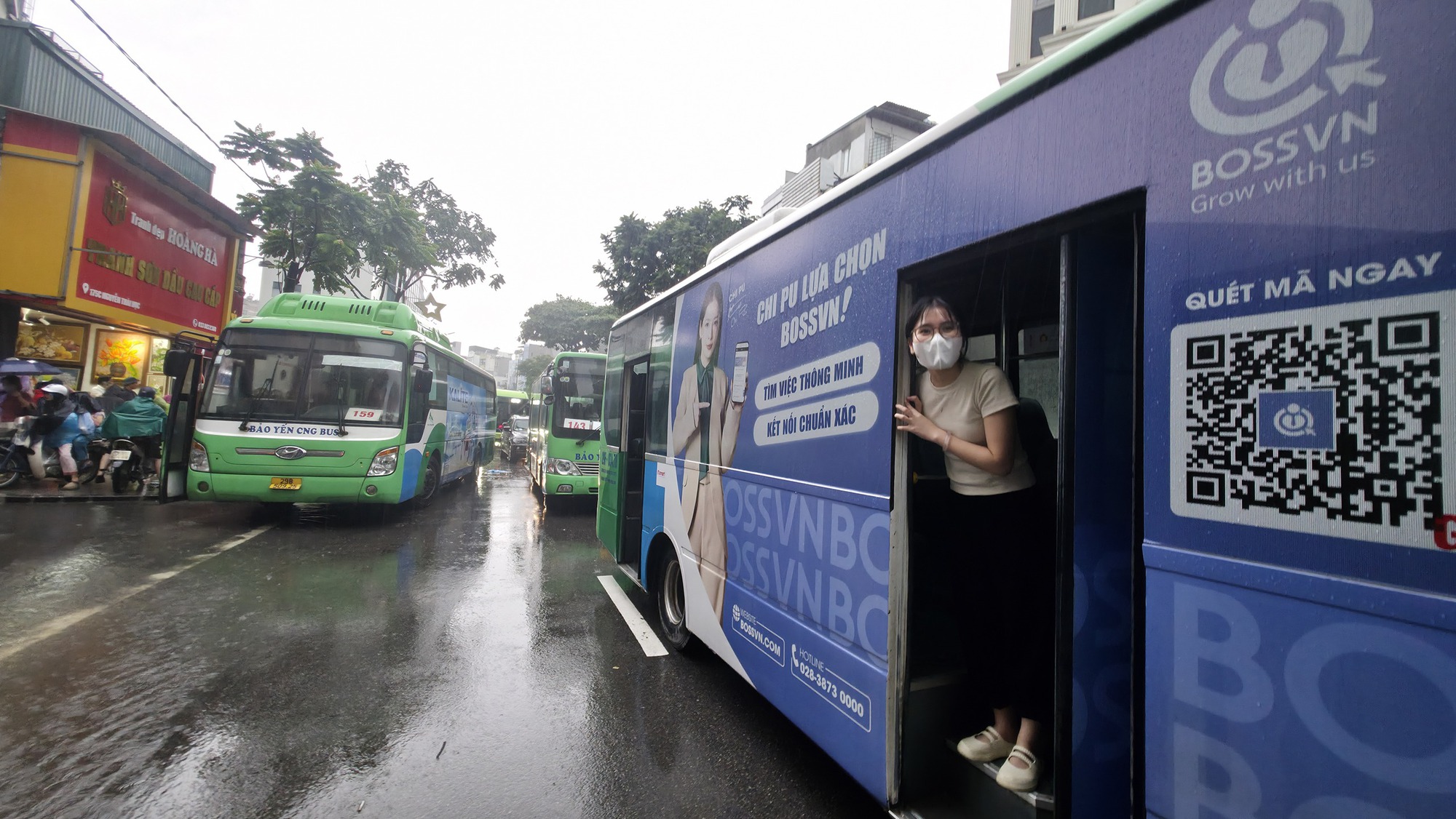 H&agrave; Nội mưa ngập kinh ho&agrave;ng từ s&aacute;ng đến tối: Nhiều người bất chấp &ldquo;bơi&rdquo; về nh&agrave;- Ảnh 37.