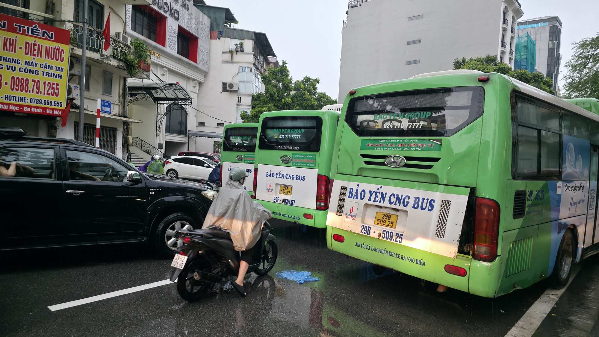 H&agrave; Nội mưa ngập kinh ho&agrave;ng từ s&aacute;ng đến tối: Nhiều người bất chấp &ldquo;bơi&rdquo; về nh&agrave;- Ảnh 38.