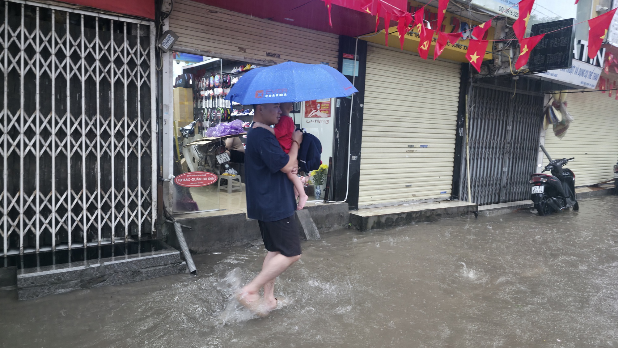 H&agrave; Nội mưa ngập kinh ho&agrave;ng từ s&aacute;ng đến tối: Nhiều người bất chấp &ldquo;bơi&rdquo; về nh&agrave;- Ảnh 39.