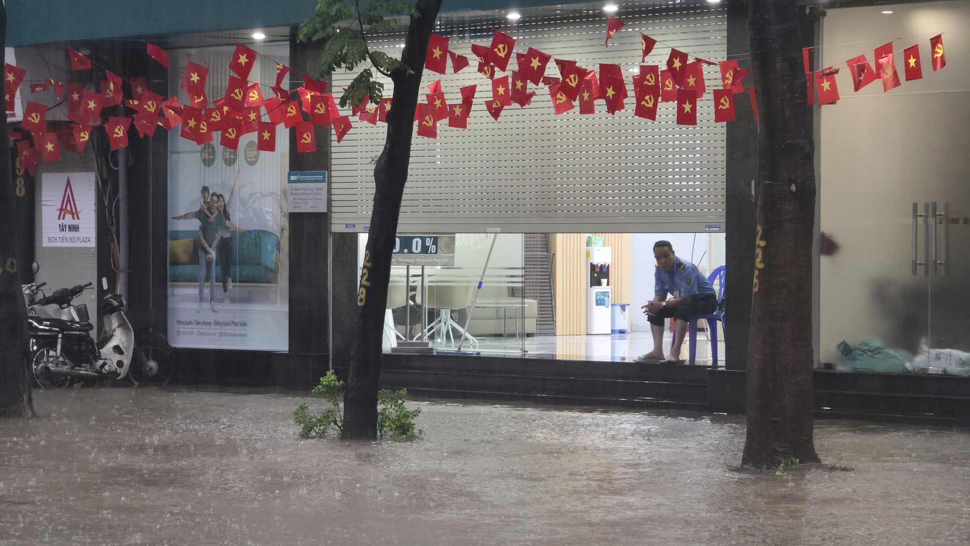 Giao thông Hà Nội hỗn loạn vì mưa ngập: Hàng loạt ô tô ngâm trong nước, người dân “bơi” về nhà- Ảnh 41.