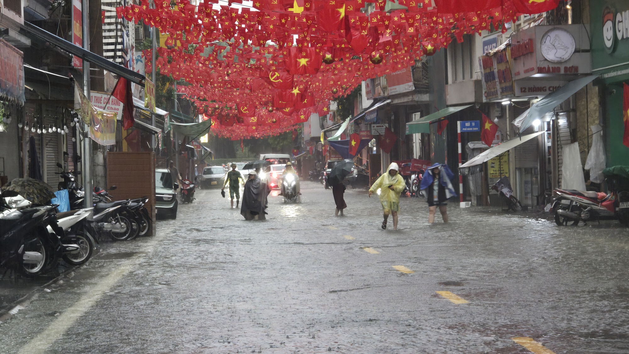 H&agrave; Nội mưa ngập kinh ho&agrave;ng từ s&aacute;ng đến tối: Nhiều người bất chấp &ldquo;bơi&rdquo; về nh&agrave;- Ảnh 41.