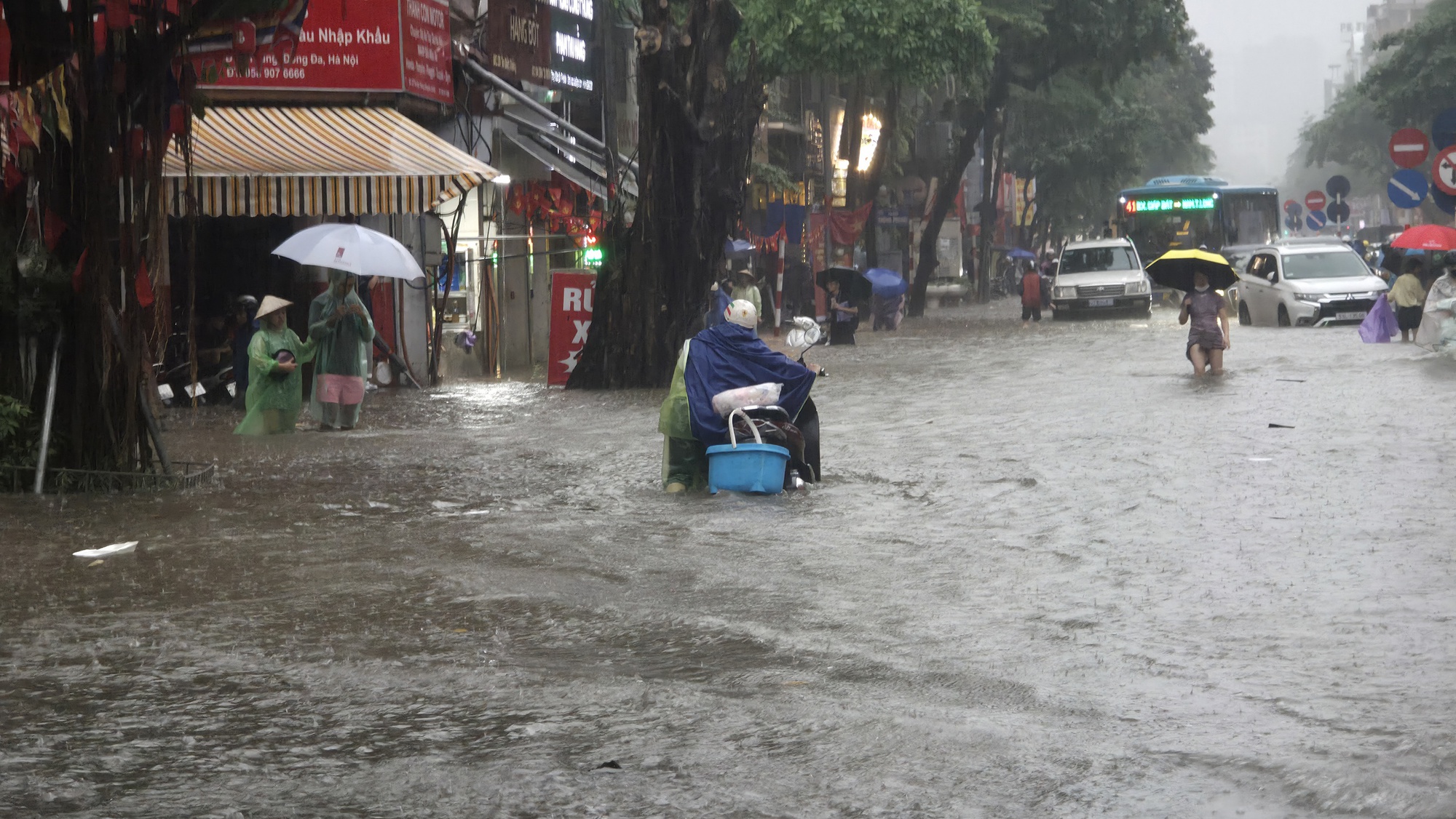 H&agrave; Nội mưa ngập kinh ho&agrave;ng từ s&aacute;ng đến tối: Nhiều người bất chấp &ldquo;bơi&rdquo; về nh&agrave;- Ảnh 42.