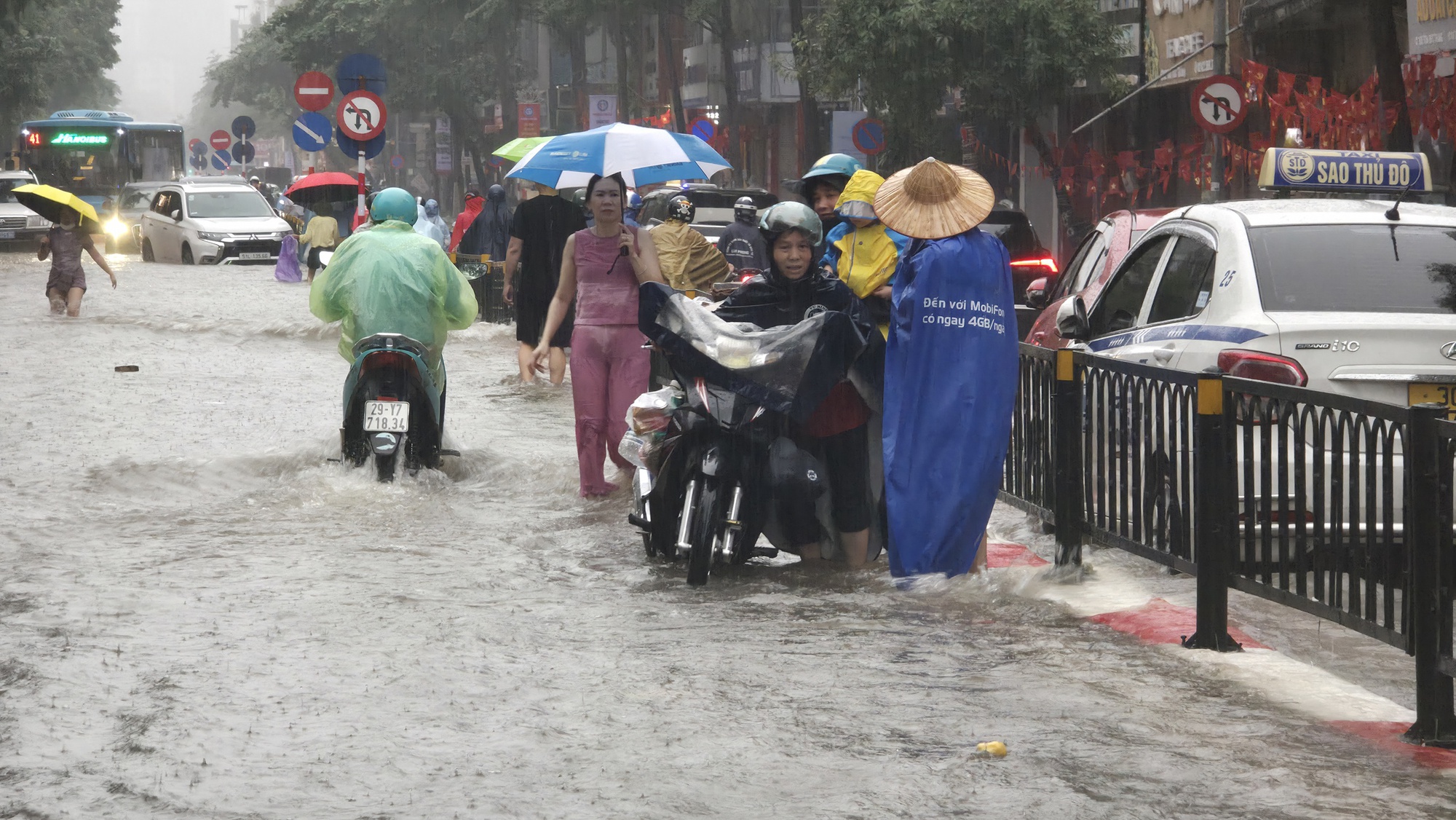 Giao thông Hà Nội hỗn loạn vì mưa ngập: Hàng loạt ô tô ngâm trong nước, người dân “bơi” về nhà- Ảnh 44.
