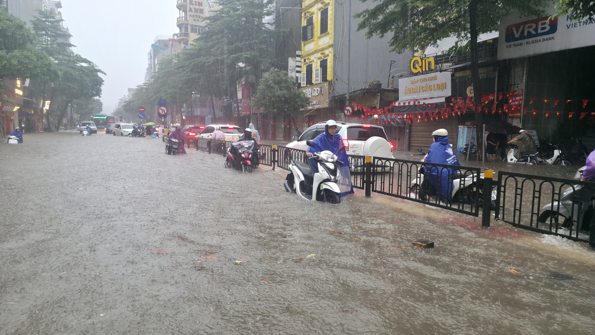 H&agrave; Nội mưa ngập kinh ho&agrave;ng từ s&aacute;ng đến tối: Nhiều người bất chấp &ldquo;bơi&rdquo; về nh&agrave;- Ảnh 44.