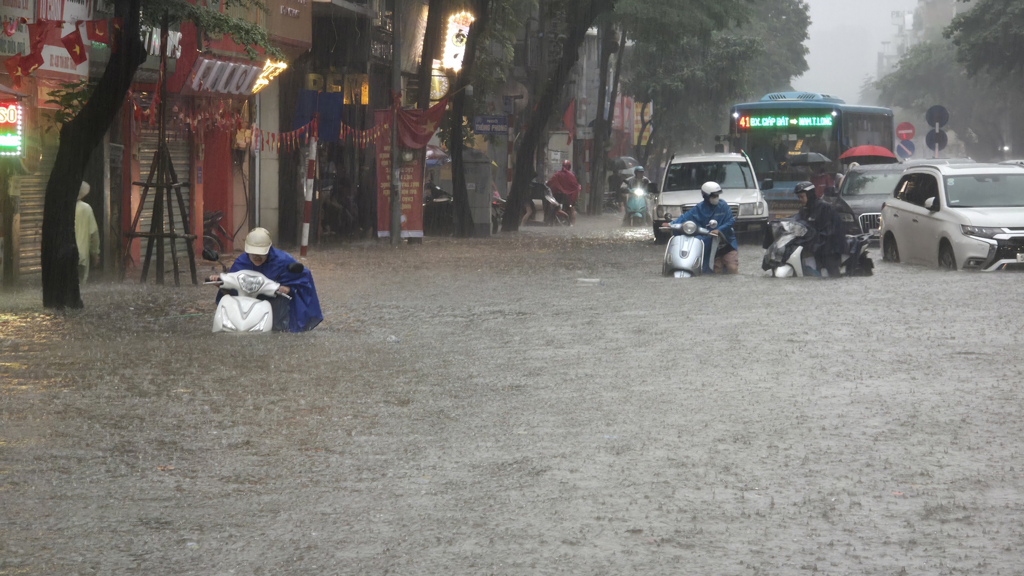 H&agrave; Nội mưa ngập kinh ho&agrave;ng từ s&aacute;ng đến tối: Nhiều người bất chấp &ldquo;bơi&rdquo; về nh&agrave;- Ảnh 45.