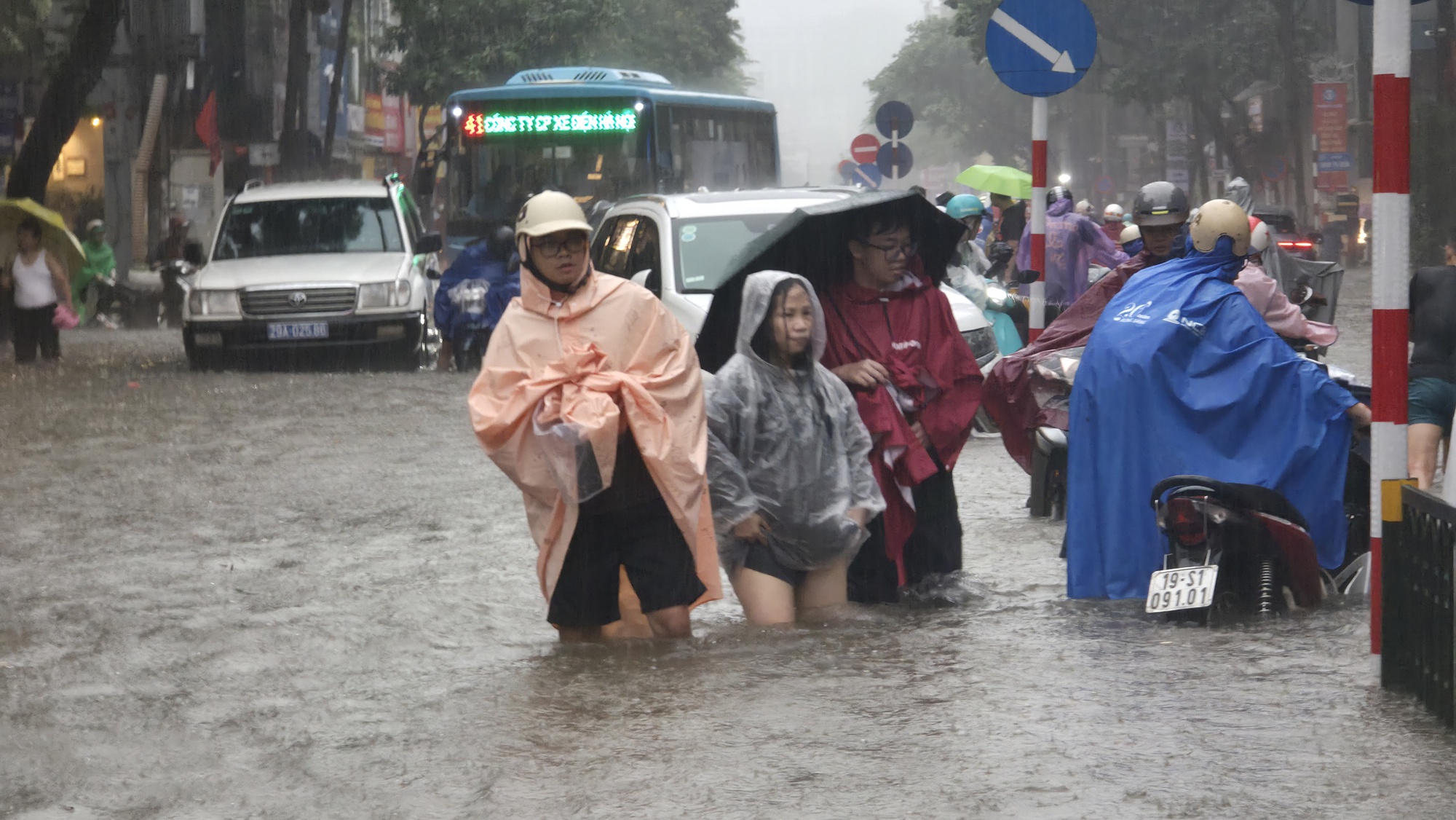 H&agrave; Nội mưa ngập kinh ho&agrave;ng từ s&aacute;ng đến tối: Nhiều người bất chấp &ldquo;bơi&rdquo; về nh&agrave;- Ảnh 46.