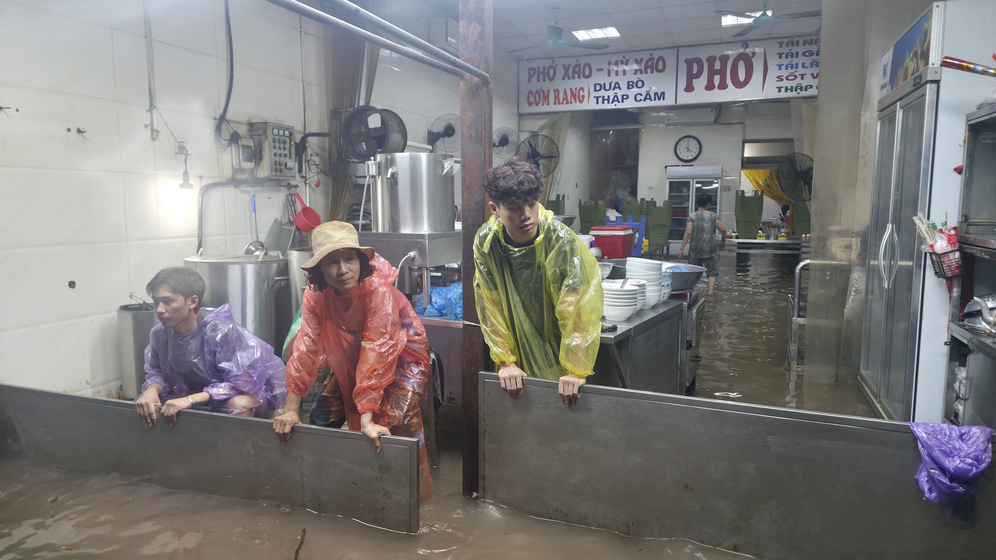 H&agrave; Nội mưa ngập kinh ho&agrave;ng từ s&aacute;ng đến tối: Nhiều người bất chấp &ldquo;bơi&rdquo; về nh&agrave;- Ảnh 47.