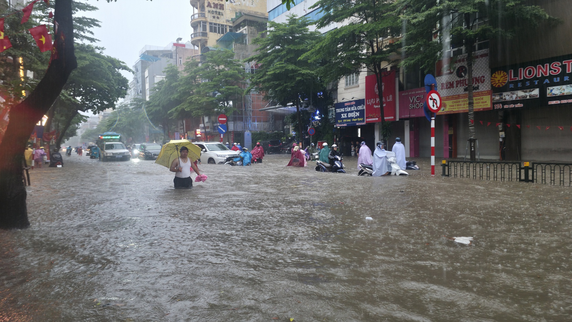 H&agrave; Nội mưa ngập kinh ho&agrave;ng từ s&aacute;ng đến tối: Nhiều người bất chấp &ldquo;bơi&rdquo; về nh&agrave;- Ảnh 48.