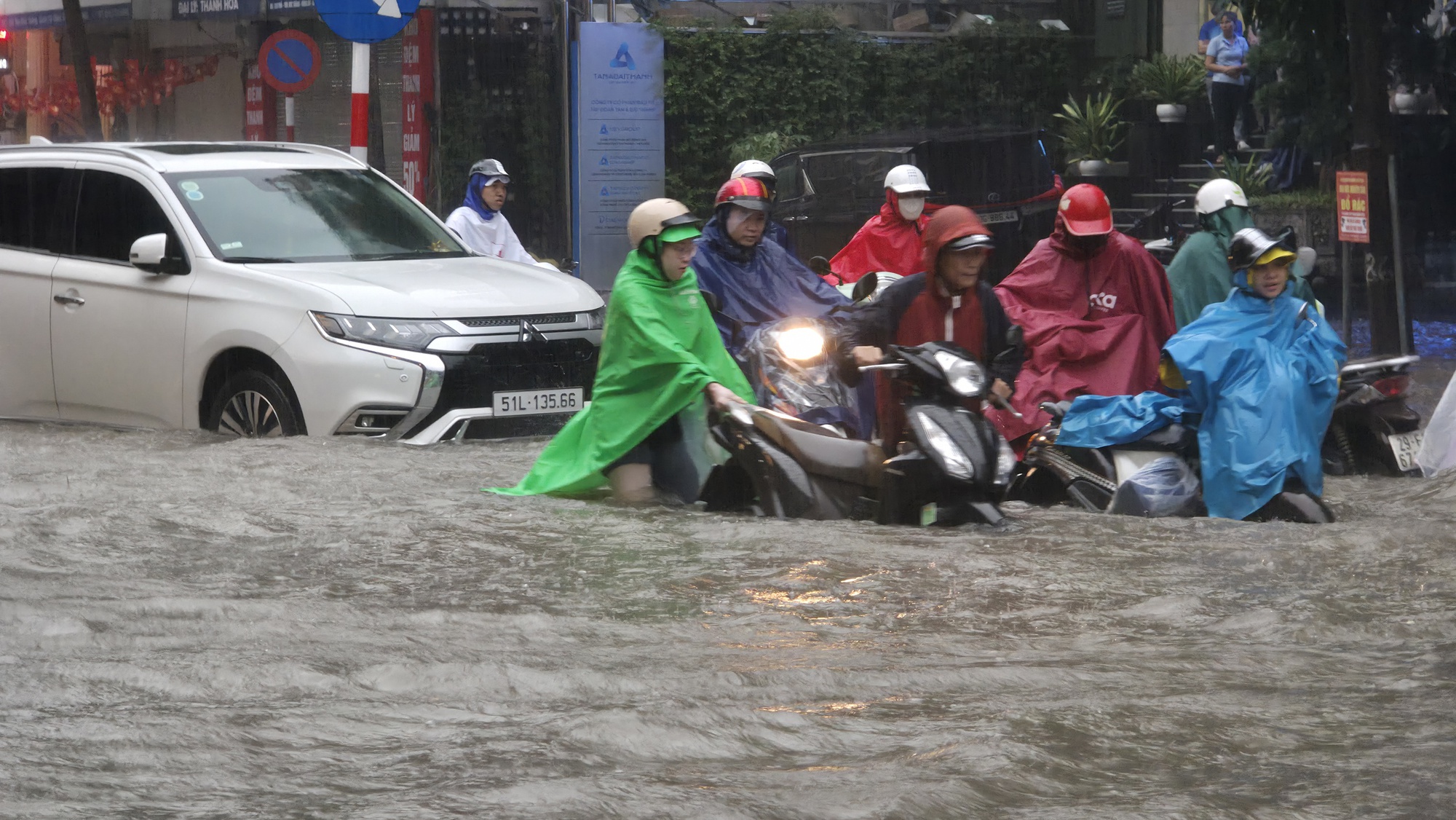 Giao thông Hà Nội hỗn loạn vì mưa ngập: Hàng loạt ô tô ngâm trong nước, người dân “bơi” về nhà- Ảnh 50.