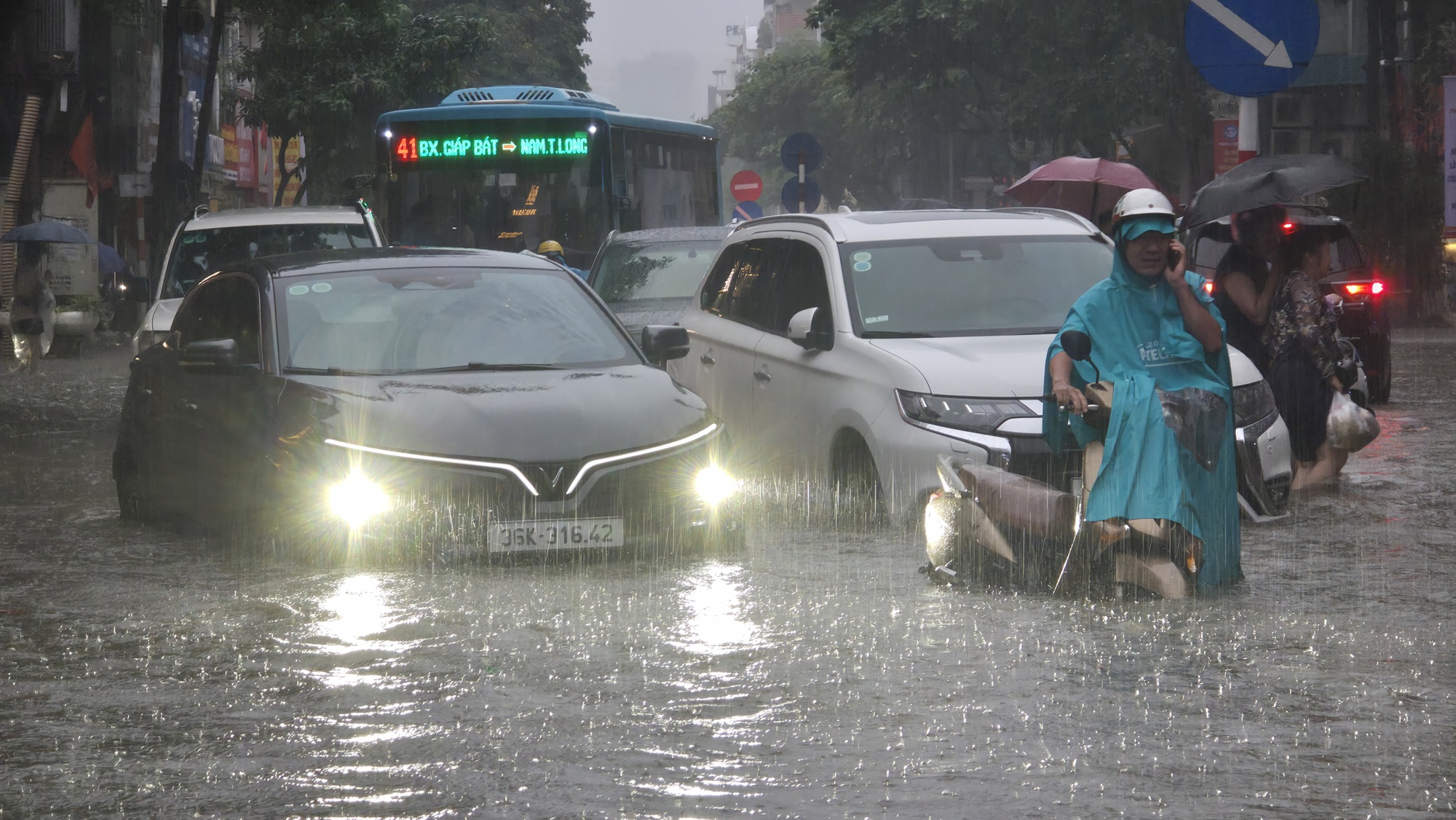 H&agrave; Nội mưa ngập kinh ho&agrave;ng từ s&aacute;ng đến tối: Nhiều người bất chấp &ldquo;bơi&rdquo; về nh&agrave;- Ảnh 50.