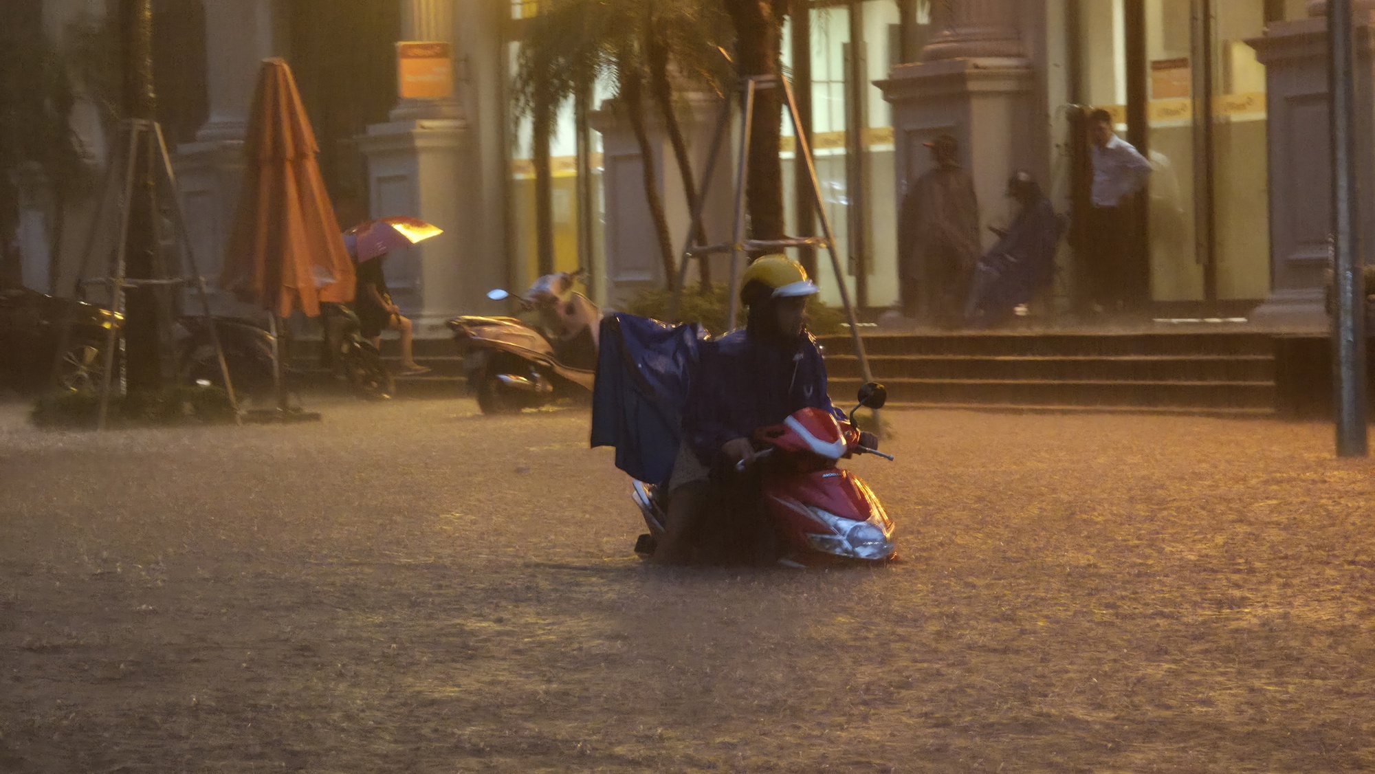 Giao thông Hà Nội hỗn loạn vì mưa ngập: Hàng loạt ô tô ngâm trong nước, người dân “bơi” về nhà- Ảnh 53.