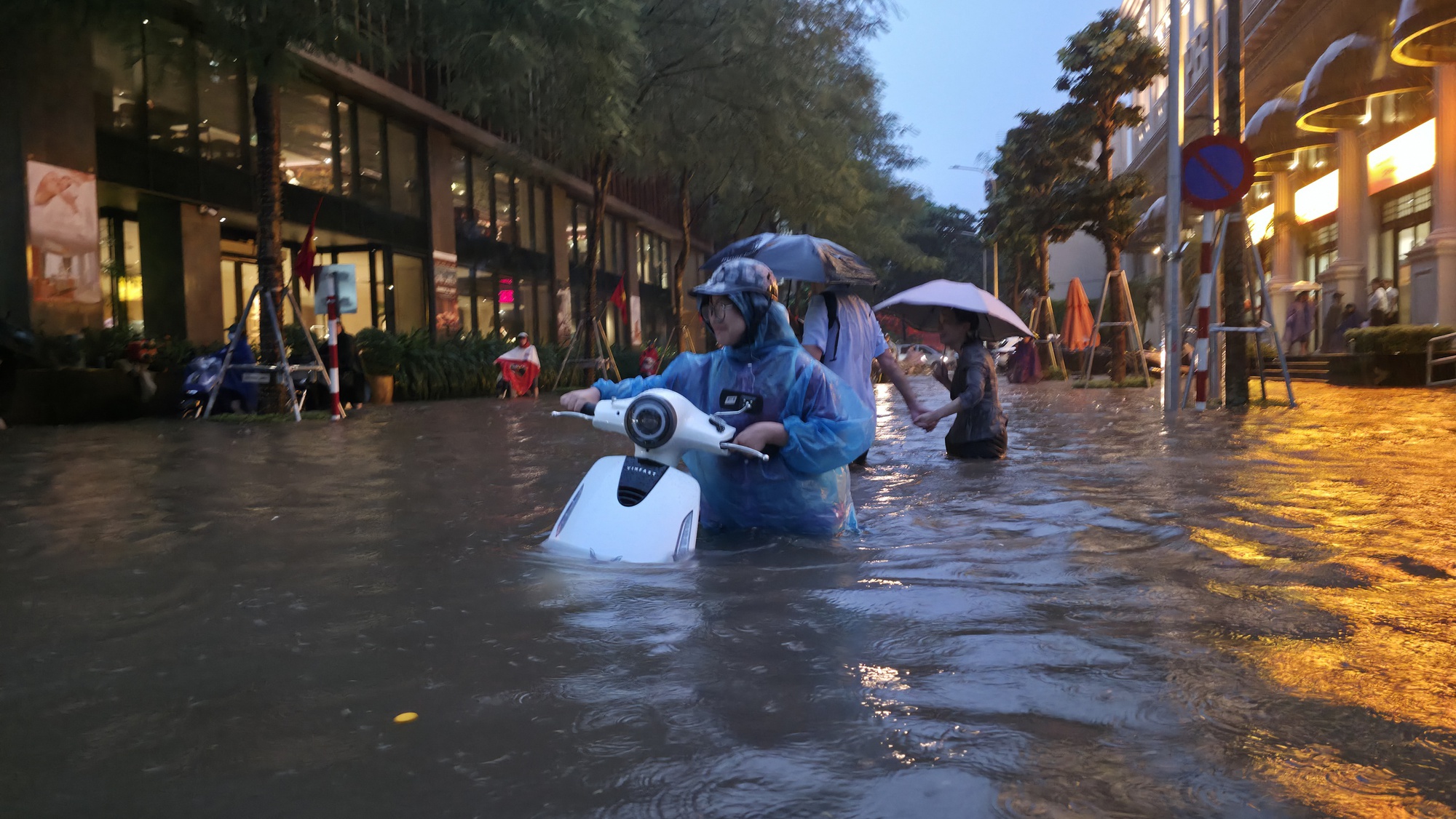 Giao thông Hà Nội hỗn loạn vì mưa ngập: Hàng loạt ô tô ngâm trong nước, người dân “bơi” về nhà- Ảnh 58.
