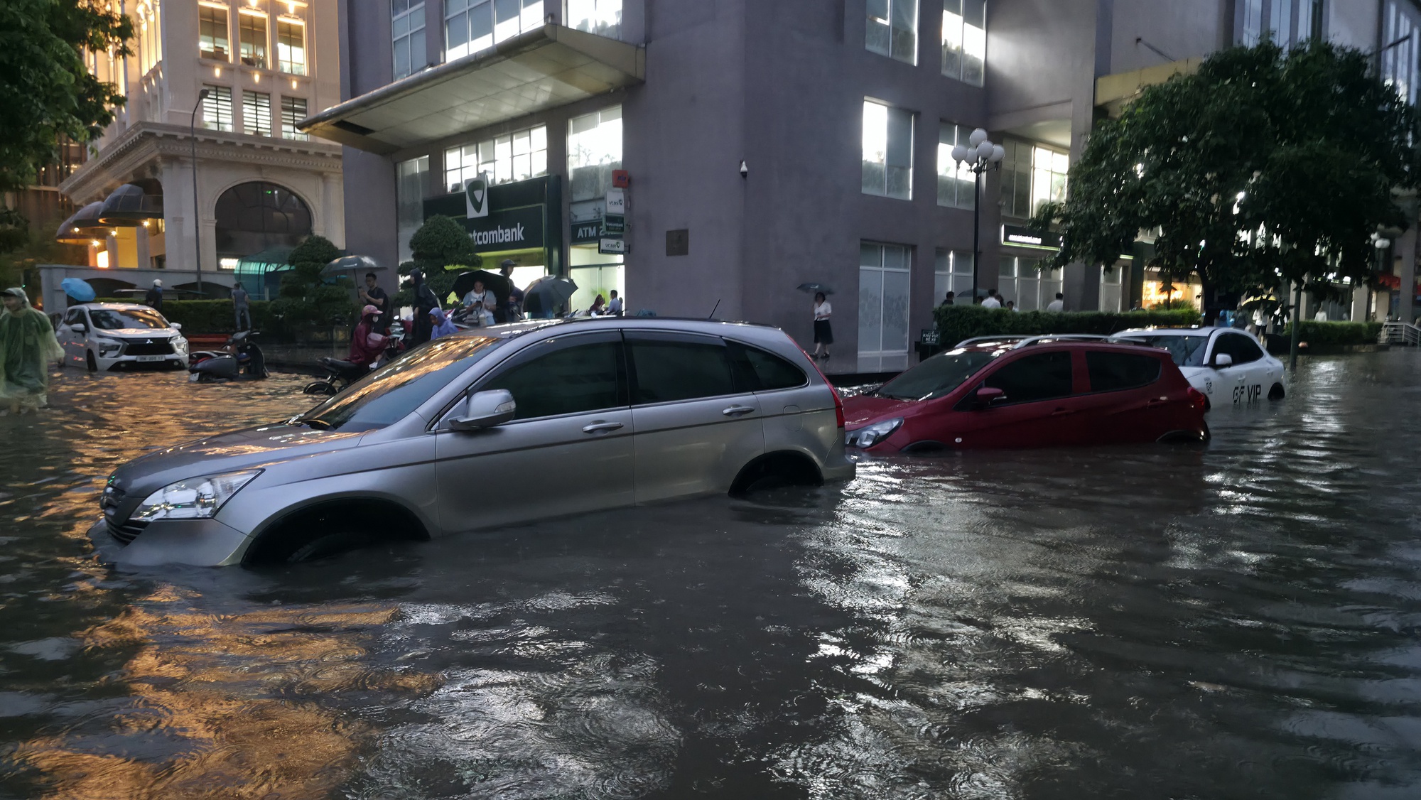 Giao thông Hà Nội hỗn loạn vì mưa ngập: Hàng loạt ô tô ngâm trong nước, người dân “bơi” về nhà- Ảnh 56.