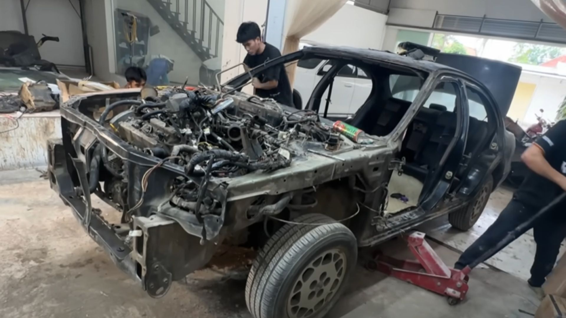 Biến chiếc Nissan cũ hỏng thành Lamborghini Revuelto, các thợ xe Việt Nam được thế giới ngả mũ khâm phục- Ảnh 4.