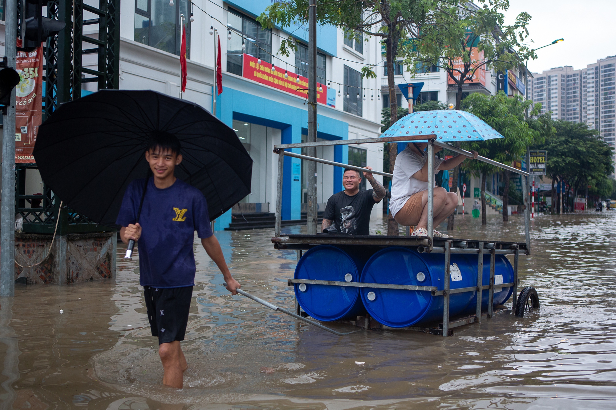 Cảnh đi thuyền, kéo xe tự chế tại khu đô thị triệu USD nhưng hễ mưa là ngập ở Hà Nội- Ảnh 4.