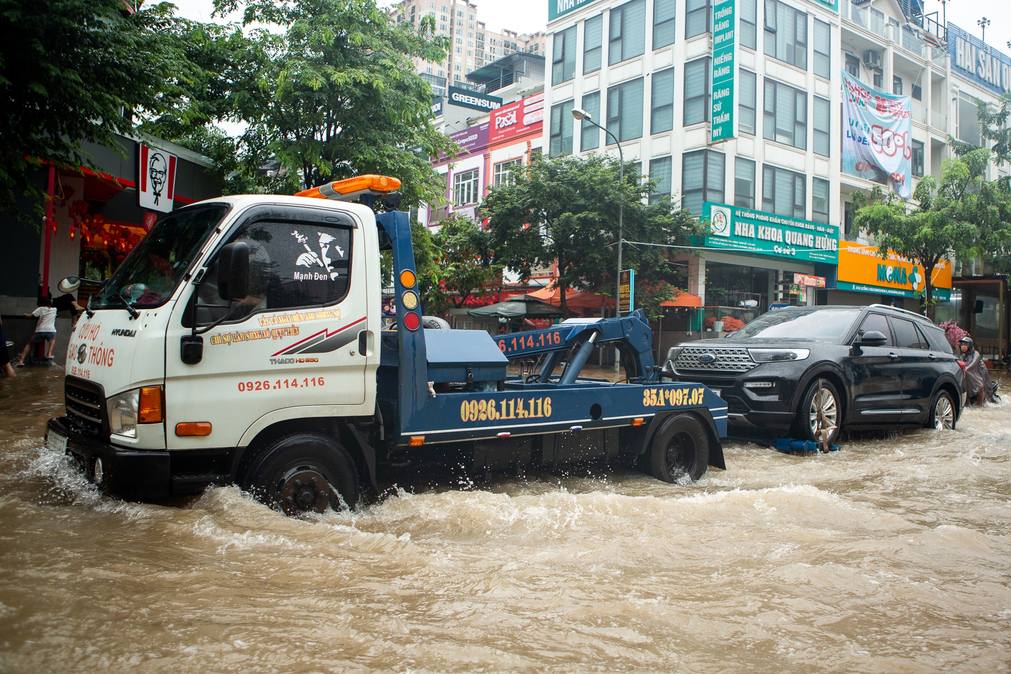 Cảnh đi thuyền, kéo xe tự chế tại khu đô thị triệu USD nhưng hễ mưa là ngập ở Hà Nội- Ảnh 5.